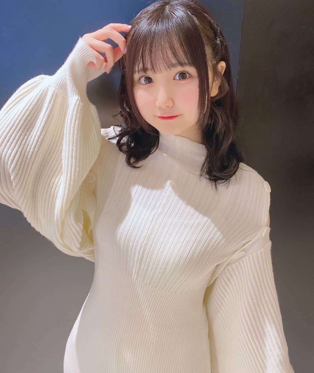 星川優夢のインスタグラム：「あけましておめでとうございます🐇♡  今年もよろしくお願いします‎(՞ ܸ. .ܸ՞)︎ . . . . . #お正月 #うさぎ #ニットワンピース #ニットワンピ #真っ白コーデ #白ワンピ #japanesegirl #idol #fashion #jillbyjillstuart #フォローミー #ジルバイジルスチュアート #ヘアアレンジ #巻き髪アレンジ #自撮り #アイドル #自撮り界隈 #自撮り女子」