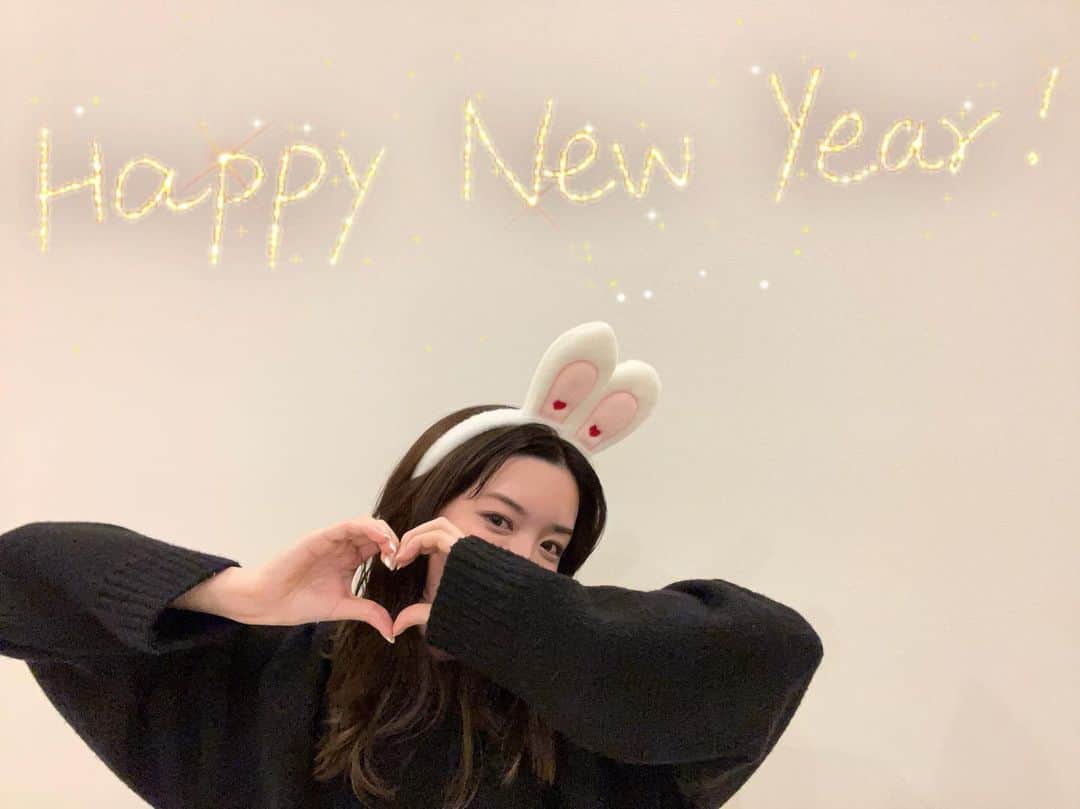 のインスタグラム：「・ あけましておめでとうございます🌅 2023年！！私は年女🐰 楽しく穏やかに過ごせますように。 本年も宜しくお願いします🫶 #カチューシャまでつけちゃって #年女ってなんか嬉しい笑」