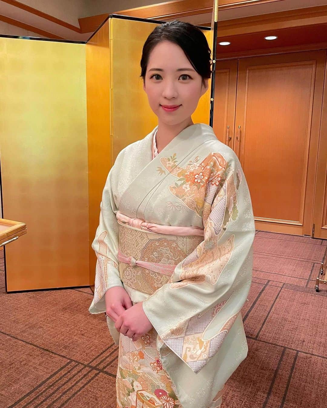のインスタグラム：「あけましておめでとうございます😊  2022年は家族が増え、これまでの人生で一番の幸せを感じると共に、初めての事ばかりで試行錯誤の毎日でした！  今年は1月から仕事復帰させていただきます！ また番組やインスタの投稿にお付き合いいただけますと嬉しいです☺️  今年は仕事、育児、家事をバランスよくこなせるよう、また試行錯誤しながらの毎日になると思いますが、気合いを入れて頑張ります🥳  皆様にとって、素敵な1年となりますように✨ 今年もよろしくお願いします🎍」
