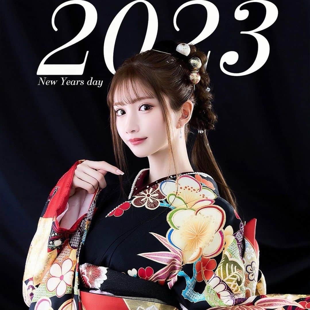 ひめかのインスタグラム：「新年あけましておめでとうございます🎍🐇 昨年はたくさんお世話になりました🐯✨ また去年1年で想像できない自分になりました。 本当に関わって頂いた皆様に感謝します🫶 ありがとうこざいました😊✨✨ 今年は何かを極めるのではなく 色んなことを極める年にしたいな😌 2022年も本当に幸せだった！♥️♥️♥️ また1年後も同じ台詞を言えるようがんばります😊 🌟2023年🌟今年も変わらずかわいい おヒメで居ますのでお世話してくださいね❤‍🔥笑  ・ 写真は今年もルラインさん @luline.jp  振り袖はTAKAZENさん @takazen_press  @takazen_umeda  にお願いしました♥️  #2023 #兎 #🐇 #今年も #よろしくお願いします」