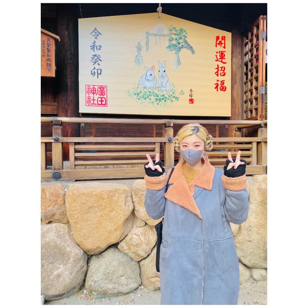 iCasのインスタグラム：「2023.01.01 今年はORESKABAND 20周年anniversary🐇🐇 本年も楽しく参りましょう✨  #2023  #兎年  #初詣」