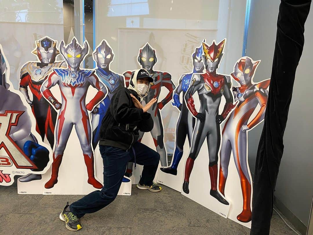 高橋健介のインスタグラム：「あけましておめでとうございます！  2023年のスタートも もちろんウルトラヒーローから！ 新年早々沢山の元気をいただきました！  エックスにもいっぱい後輩が出来ましたね。センターで先輩感出しまくり。そんなエックスが僕は大好きです。  #ウルトラヒーローズEXPO  ※年末にはエックスチームで参戦してました！」