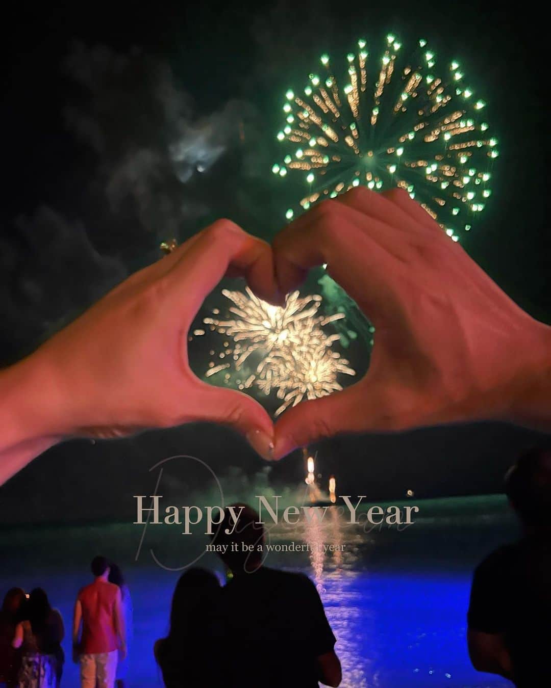 舟山久美子（くみっきー）のインスタグラム：「新年あけましておめでとうございます🎍🌅  今年は念願のモルディブで年越し✈️  @ritzcarltonmaldives のカウントダウンは、華やかだけどリラックスした空間でゆったり過ごせました✨  新年早々素敵な経験に感謝です☺️🙏  2023年は、新たな気持ちで色んな事にトライしていきながら、人として、母として、妻として成長していける一年にしていきたいなと思います☺️  そして、なによりも 関わってくださる皆の心が幸福と健康で溢れる一年にする🫶✨！  まだまだ至らない点ばかりですが、今年も変わらぬご指導ご鞭撻の程宜しくお願い致します🙏♡  #2023 #カウントダウン #happynewyear  #theritzcarltonmaldives  #リトルボス現る😹　(3枚目) #現地調達♡」