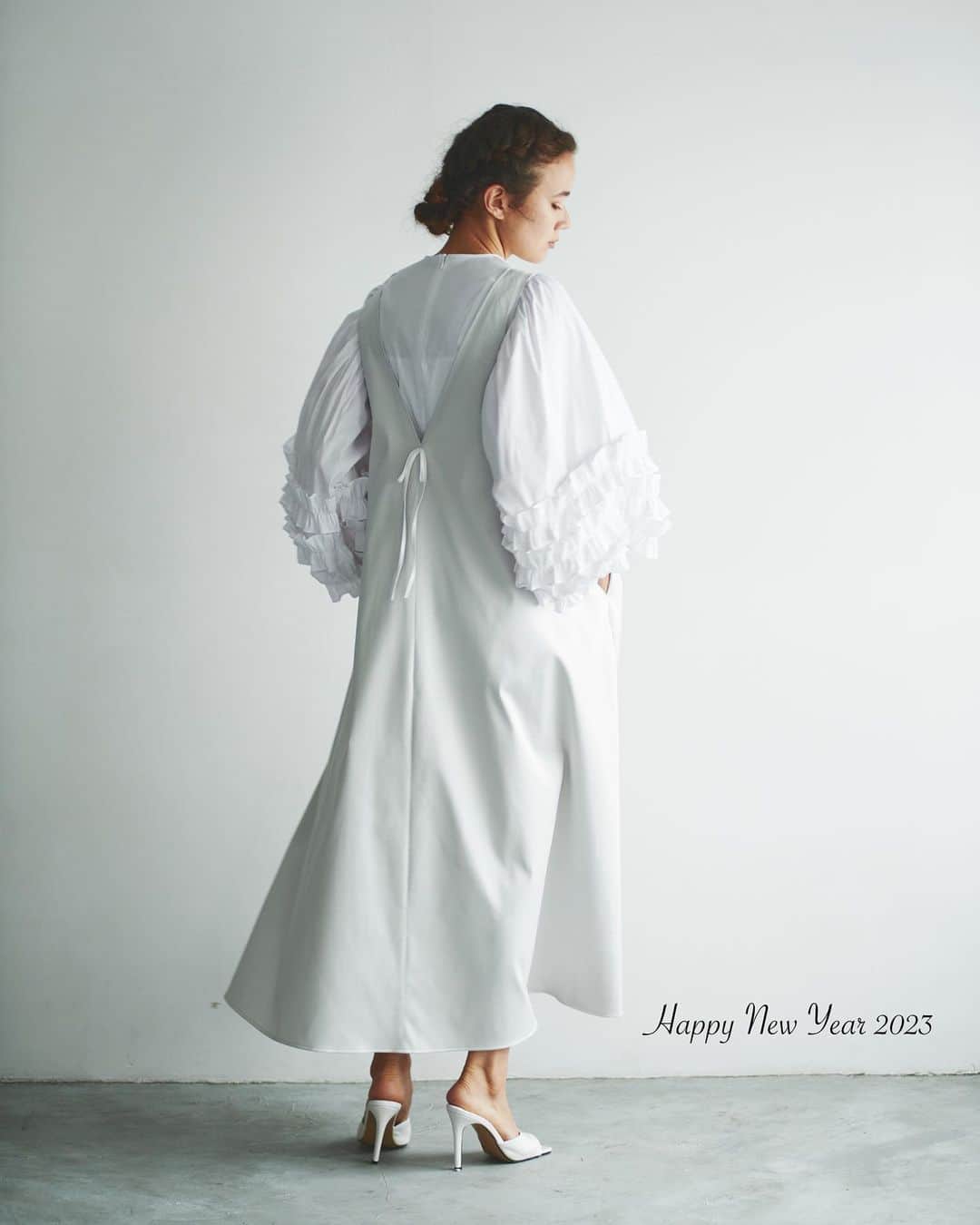 yoriのインスタグラム：「*Happy New Year*  あけまして おめでとうございます。  今年もyoriを 宜しくお願いいたします。  現在1/4 pm22:00まで 10% point upを開催しております！  商品のお問い合わせのご返信は1/5より 発送は1/6より順次発送させて頂きます。 予めご了承ください。  #yori_japan」