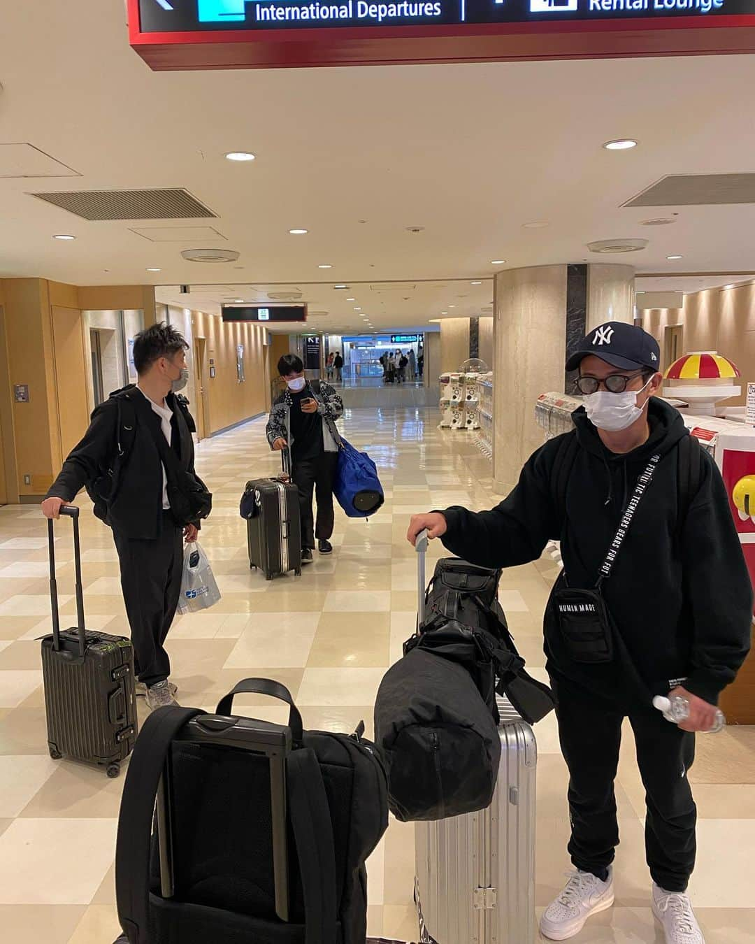 吉村崇のインスタグラム：「明けましておめでとう御座います  我々の正月旅行が 今、終了致しました  1月1日マニラ行き 空港システムダウンにより全便欠航 明日以降も飛べては席が取れないようです  良いお年を #2023正月旅行 #マニラ行き #自宅に閉じこもります」