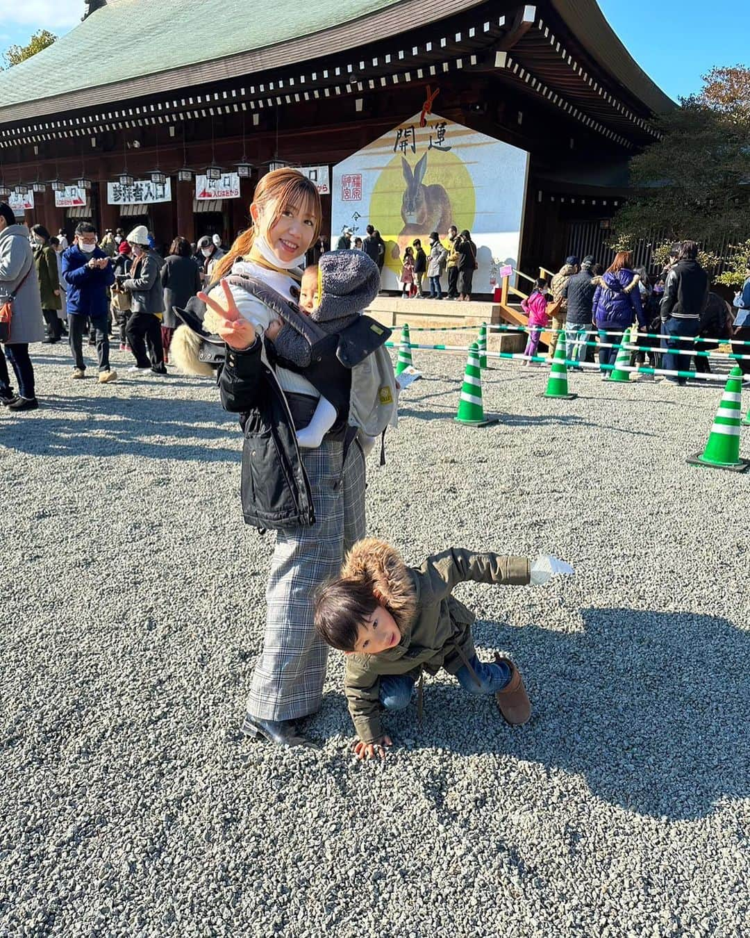 池田夢見さんのインスタグラム写真 - (池田夢見Instagram)「あけましておめでとうございます⛩きたきた2023年だぁぁ❤️  最新の写真アプリの加工がすげーなと思いながら投稿中😂  可愛い卯年🐰 カノアも今月で一歳か！！ 家族4人になって初のお正月🎍  2023年の抱負を夫婦で話して 年越しをしました。  からの初詣に橿原神宮へ✨  神様がいました😳🙏  そんな気がしてならなかったな🙌🌟  すごく素敵な神社でした✨  猪鍋をいただきながら今年のパワーチャージです✊❤️ ほんまに美味しい🥹🙏🙏🙏  さぁどんな一年になるか！ どんな一年にするか！！ 全ては自分次第ですね🙌😊✊  一日一日を味わいながら 過ごして感謝を忘れずに生きます😌  みなさんにとって良いお正月となりますように💓  #2023 #にじのまま #ママ  #お正月」1月1日 16時17分 - ikedayumemi