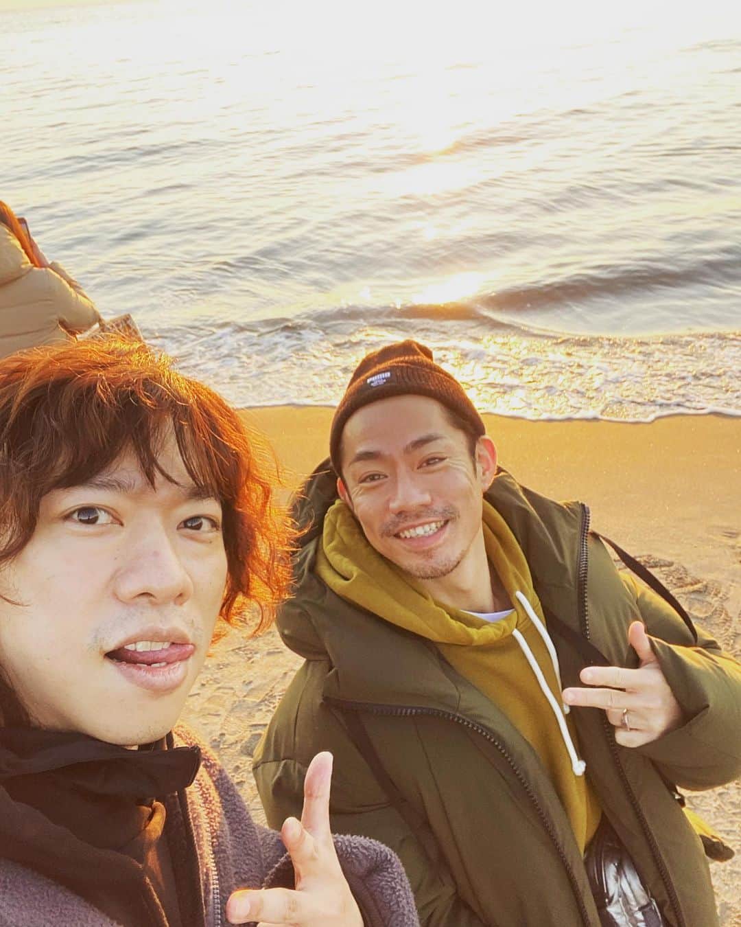 小林宏一のインスタグラム：「みなさーん！ 新年明けましおめでとうございます😌 今年も宜しくお願いいたします💪 今日は人生初の初日の出😳 去年は舞台やレベルブレードと滑ろうよと二つの新しい挑戦がありました！ 特に舞台は自分の人生でめちゃくちゃ良い経験になりました！ 見に来てくれたファンの方々にも本当に感謝しています💕 今年はもっともっと色々な事をしていきたいと思っていますのでこれからも応援宜しくお願いします💪 とは言うものの2枚目の写真！ 2023年なのに2003年と間違える天然ぶりを1月1日からやらかすという… 本当申し訳ない😓 ただ！！ 今回とんでもないミラクルや面白い動画があるので少しずつインスタとTwitterにあげていきたいと思います😊 みんな絶対ビックリするから😎 まだ写真が手元にないので手に入りしだいアップしようと思います！ #初日の出」