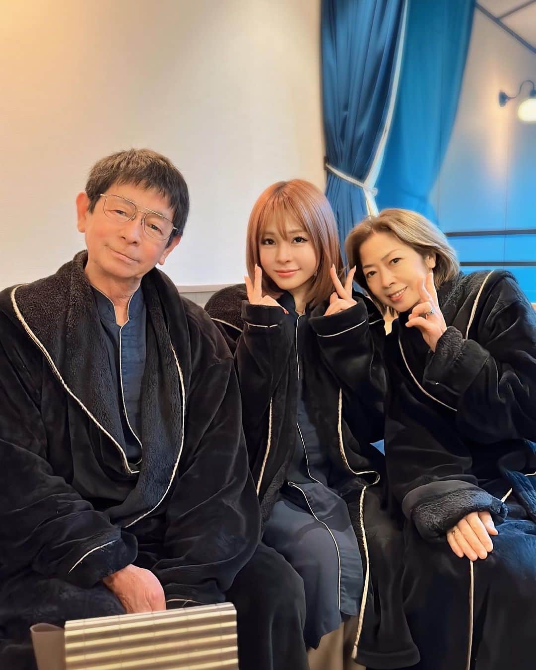 のインスタグラム：「. 幸せのかたちはみんなそれぞれ。 比べるのは過去の自分のみ。 . みんなの幸せそうな顔が大好物です♡ 誰かを幸せにしたいと思った時から 気付いたら自分も幸せになれてた。 みんなありがとう。 2023年も幸アル。 @fufu_nikko  #家族#両親#感謝#親孝行はできるうちに」
