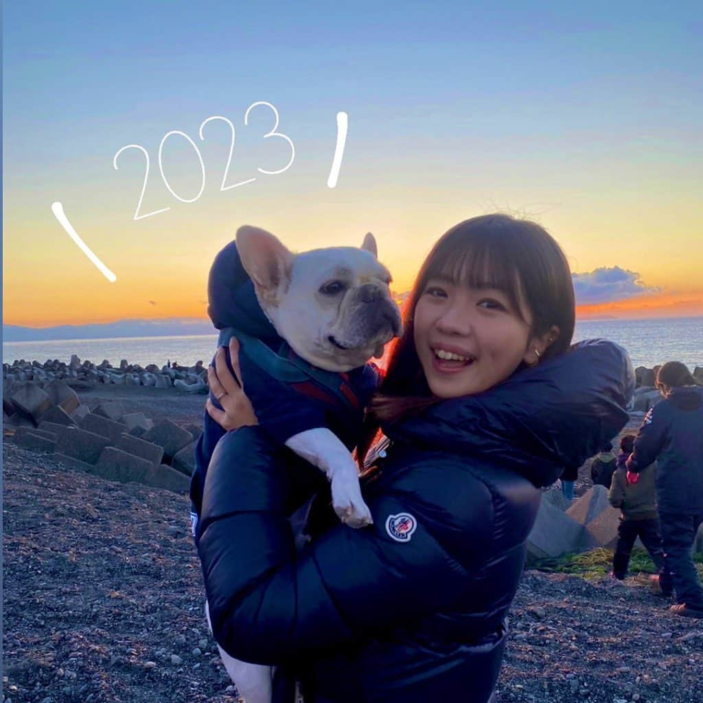 大森万梨乃のインスタグラム：「ㅤㅤㅤ あけましておめでとうございます！ 愛犬と初日の出を見てパワーチャージ🐰 今年もどうぞよろしくお願い致します🌅 ㅤㅤㅤ #フレンチブルドッグ #フレブルと初日出」