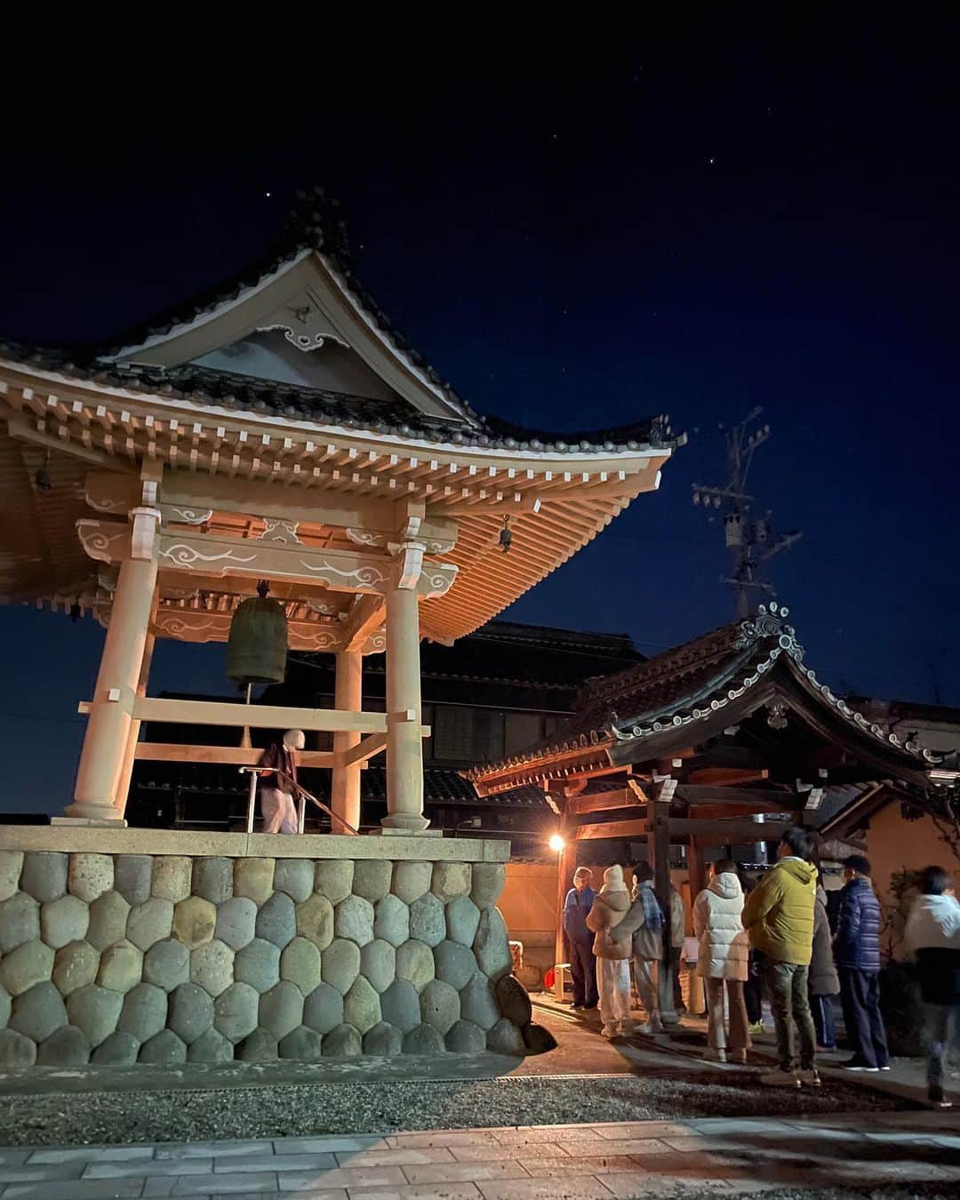 西方凌さんのインスタグラム写真 - (西方凌Instagram)「年が明け、地元のお寺へ鐘つきに。 鐘楼が美しい🌝」1月1日 16時27分 - nishikataryo