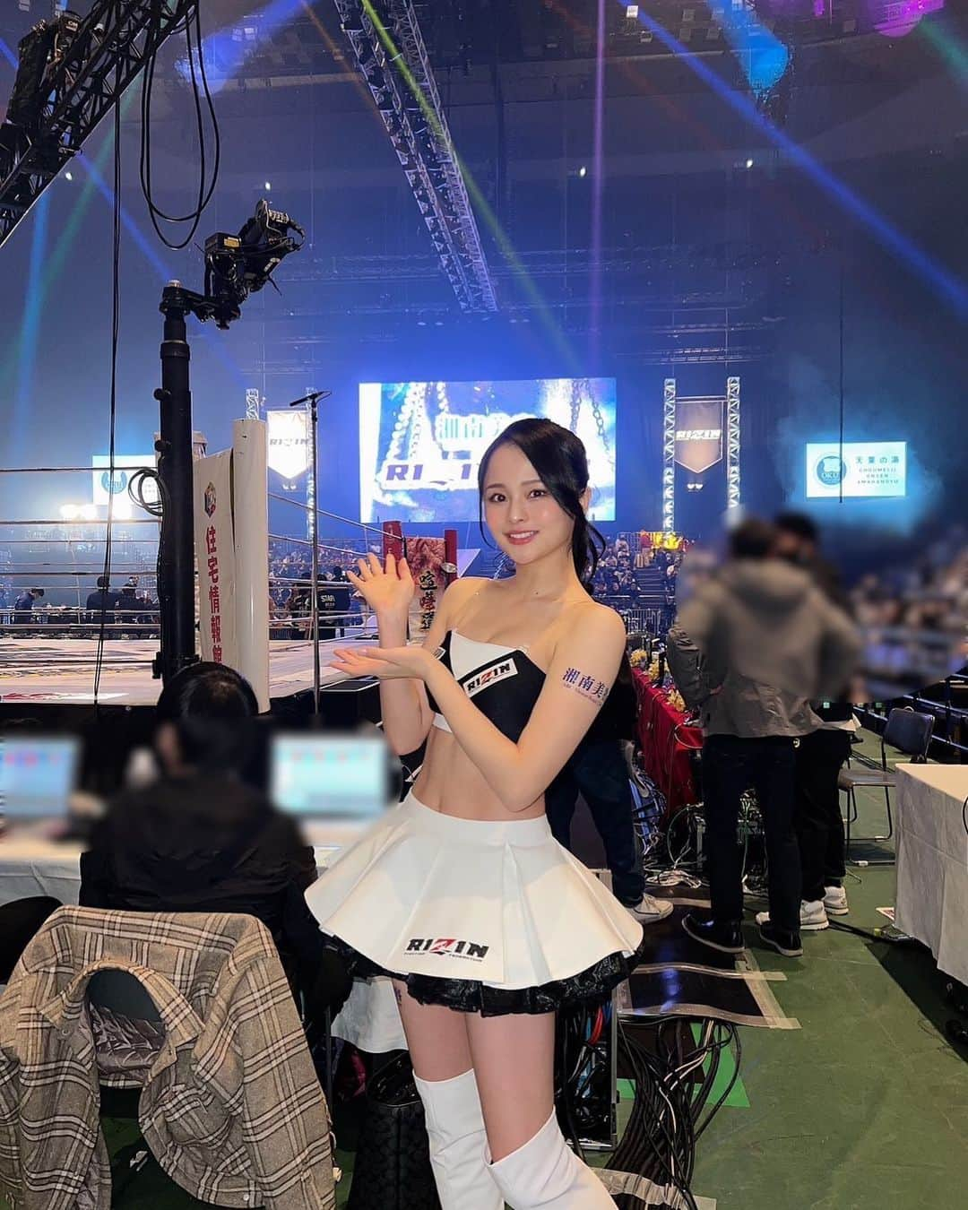 澤田実架のインスタグラム：「. . 湘南美容クリニックpresents RIZIN.40  #BellatorvsRIZIN  一生忘れない大晦日になりました  会場へお越しくださった皆さま そして各種PPVでご視聴くださいました皆さまありがとうございました☺️  終始チカラの入ってしまうような熱い戦いばかりで、緊張感もものすごかったです。そして今まで感じたことのない会場の熱気を味わいました。 格闘技無くして1年は終われないなと改めて感じて、またこうしてRIZINガールとして携われたことが本当に嬉しかったです  榊原CEOによる５大サプライズも発表され、来年への期待が更に膨らみますね❤️‍🔥 こうして私みたいに格闘技に沼っていく方が増えるといいなあ。少しでもチカラになれるように2023年も努めて参ります🔥  RIZINガール2022 そして、さわちょの応援よろしくお願いいたします🥰  #RIZIN #RIZINガール #総合格闘技 #ラウンドガール #RIZIN40 #Bellator #BellatorMMA」