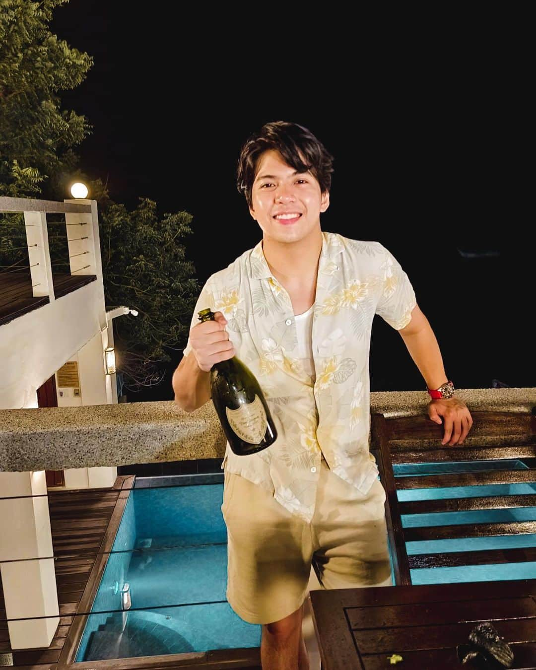 Nash Aguasのインスタグラム：「Cheers to 2023! Happy new year po sa inyo! 🎇🎆」