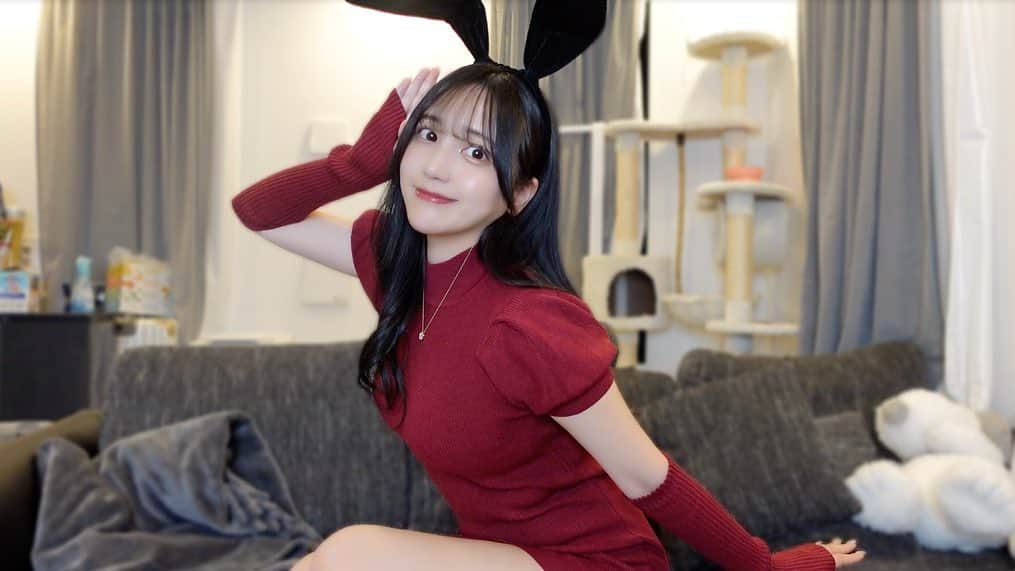 のインスタグラム：「HAPPY NEW YEAR🐇⸒⸒〰︎‪‪❤︎‬  新年あけましておめでとうございます！🎍⛩🌅  2023年の抱負は詳しくYouTubeで お話してるので是非見てください🤭💗  今年はなんと言っても、 年女ですので…！🐰  うさぎちゃんのように ぴょんぴょんと飛躍していけるような そんな1年になればいいなと思ってます！  今年も一年宜しくお願い致します！  #あけおめ #兎年」