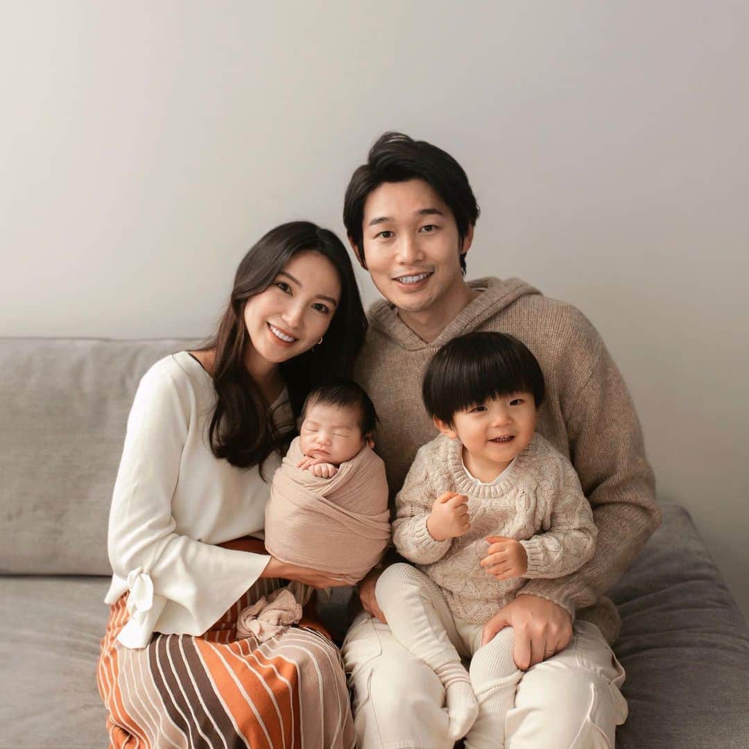 吉田愛璃のインスタグラム：「. HAPPY NEWYEAR🎍💕  新しい家族が加わり家族4人で賑やかな新年を迎えることができました✨  長かった妊娠出産が終わり、無事に家族揃って年を越すことができて心底ホッとしております♡  そして新生児の可愛さに毎日癒されてる😮‍💨  長女の名前は凛咲(りら)と名づけました💐  2023年もどうぞよろしくお願いいたします🙇‍♀️✨  もう少し家族に甘えてゆっくり休養したいと思います😏🫶 みなさんも良いお正月を..🤍  #新年のご挨拶 #家族写真 #新生児 #ニューボーンフォト #女の子ベビー #二児ママ #帝王切開　#産後ママ」