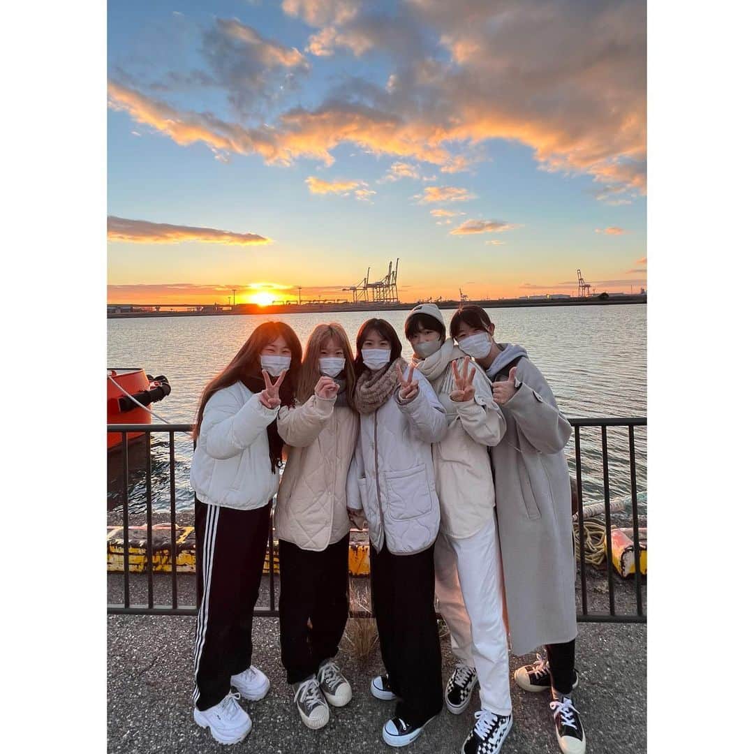 藤波朱理のインスタグラム：「2022➡2023 あけましておめでとうございます🐇 2022年は、苦しいこともありましたが、そんな時でも変わらず応援してくれる人のおかげでやりきることが出来ました。 去年の学びを生かし、2023年はタフにいきたいと思いますっ🔥ワクワクです🤪 本年もどうぞよろしくお願い致します。」
