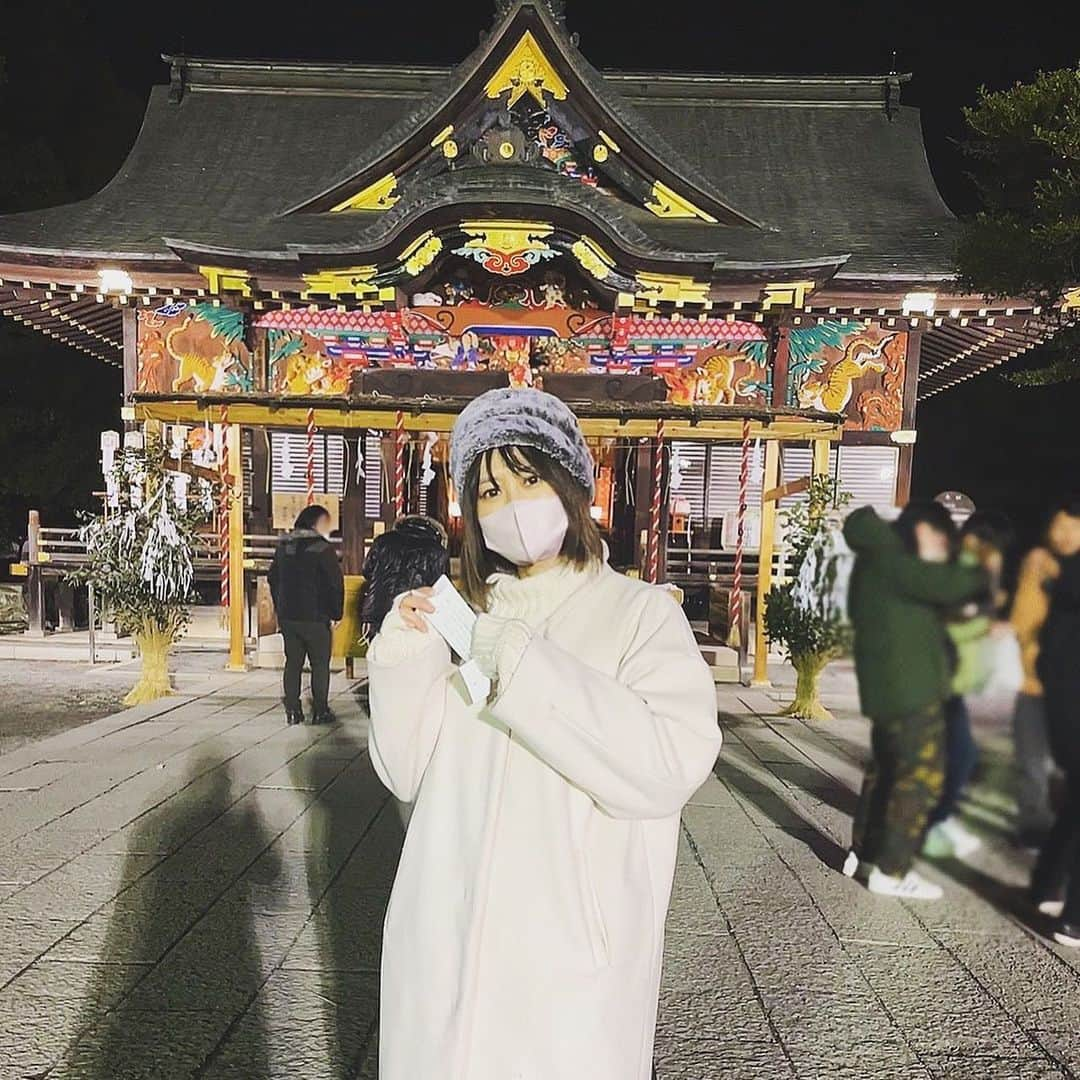 福島蘭世のインスタグラム：「🎍𝐻𝑎𝑝𝑝𝑦 𝑁𝑒𝑤 𝑌𝑒𝑎𝑟·͜·🎍  あけましておめでとうございます✨️  2023年も どうぞよろしくお願いいたします♡🙏🏻  昨年は自分にとって大きな変化の年でした。 今年はぴょんっと飛躍の年にしていきたいですね🐰  皆さまにとって素敵な一年になりますように✨️  2枚目の写真『子宝・子育ての虎』 よく見ると子供の世話をしている親虎の柄が違うんです。気づきましたか？🐯  これは当時 豹🐆のことを知らず、 『そういえば違う柄の虎もいたなー！』と 勝手に虎のメスを豹にしていたそうです☺️笑  #１日１蘭世   #happynewyear  #謹賀新年  #初詣  #神社  #2023 #japan  #japanesegirl  #japaneseculture」