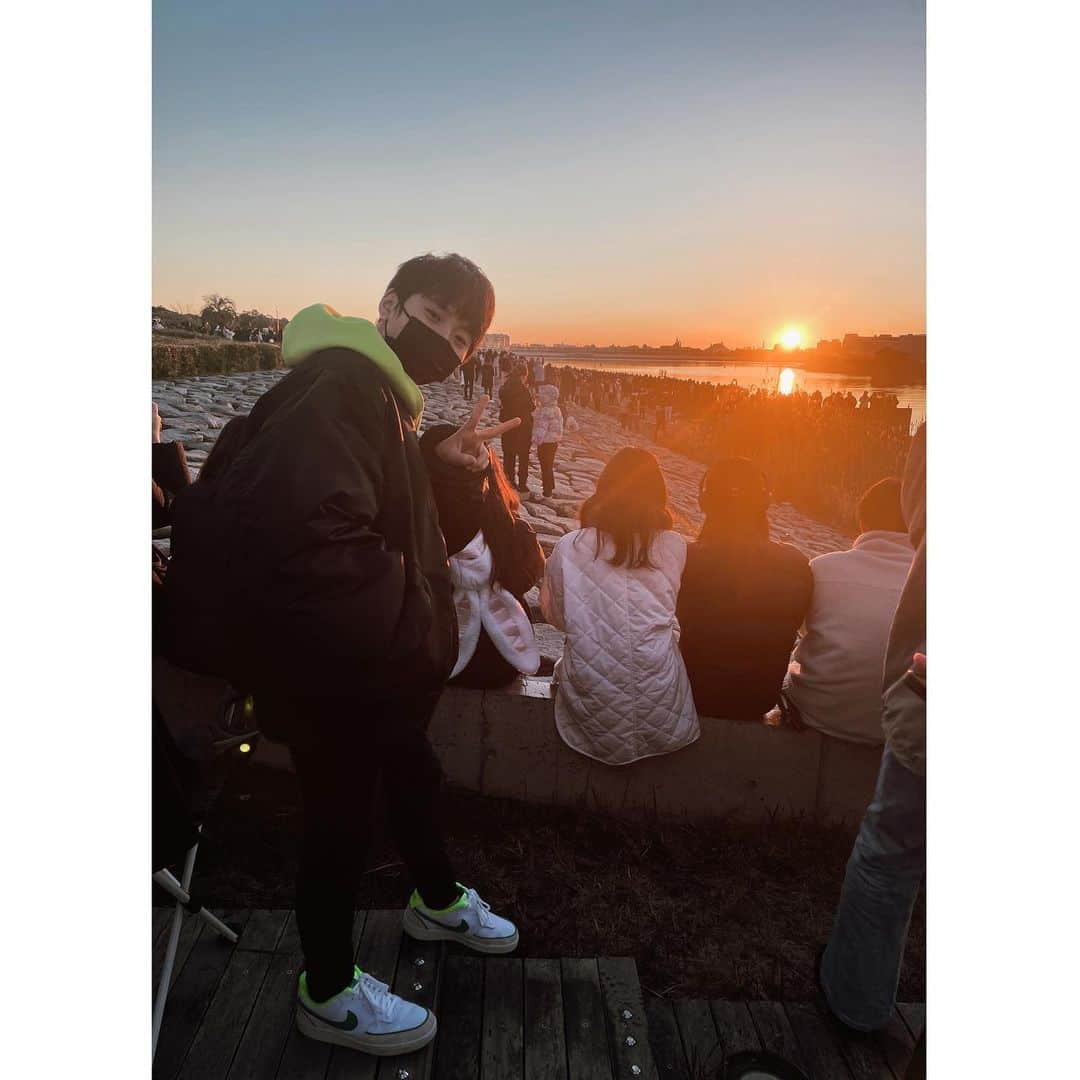 のインスタグラム：「✳︎ あけましておめでとうございます⛩ ・ 今年もいいことがあるように 初日の出を観に行きました！ ディズニーランドから昇る初日の出✳︎ こんなに太陽をきれいと思ったことがないです！ すごく嬉しいです！  今年も頑張ります！ よろしくお願いします！ ・ ・ ✳︎ #初日の出2023 🌅 #髙橋來」
