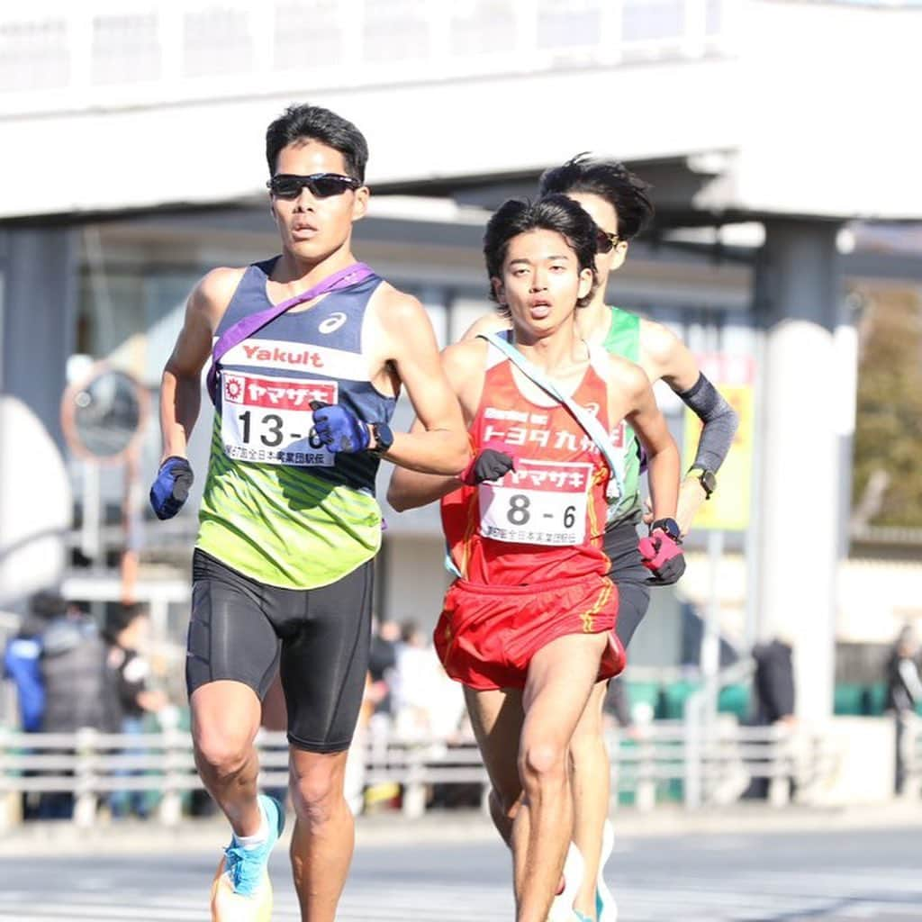 小椋裕介のインスタグラム：「. . 2023.01.01  あけましておめでとうございます🎍  ニューイヤー駅伝 6区 区間6位 3人抜き  チームはアクシデントもありましたが、無事ゴールすることが出来ました。  個人として今年は若手選手に負担をさせてしまったので、来年は長い区間で活躍出来ればと思います！  応援ありがとうございました！   #oakley  #asicsrunning  #2xu  #yakult  #ekiden  #ニューイヤー駅伝  #newyearekiden」