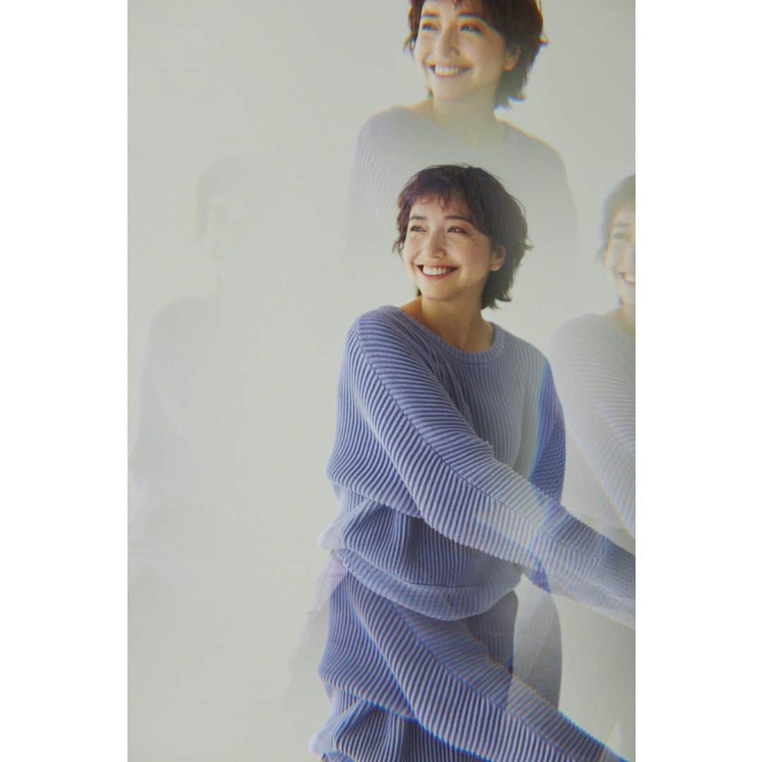 豊田エリーのインスタグラム：「🌅 あけまして おめでとうございます🎍✨  2023年がみなさまにとって、 健やかで笑顔溢れる1年になりますように🌈  今年もどうぞよろしくお願いします🥰  心身を整えて、 自分の好きなこと、やりたいことに ぴょんっ🐇と飛び込めるような年にしていきたい。  Photographer: 菊地史さん Hair&makeup: 赤間直幸さん Stylist: 井阪恵さん Outfits : @renorm_official」