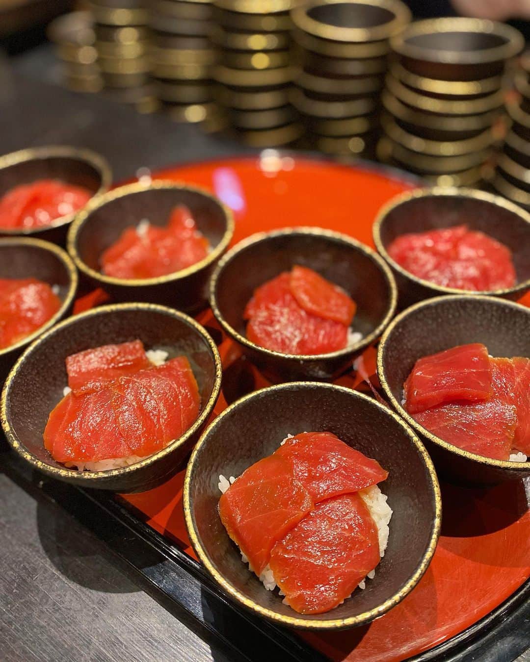 Mai Wakimizuのインスタグラム：「青森前半は青森屋にステイ。特にお食事が抜群で、朝夕食ともにホテル内の"のれそれ食堂"にてビュッフェスタイル、これが大正解だった！入り口で2枚目のお母さん(かっちゃ)たちがお出迎えしてくれます♡種類がとにかく豊富。特に魚介が美味しすぎて1枚目のマグロ丼3杯お代わりしたし(笑)、帆立も海老も美味しすぎ＼(^o^)／4枚目は朝食ビュッフェの一つ"うめじゃ丼"好きな具材を好きなだけのっけて食べるとうめじゃ〜♡息子はひたすら林檎食べてたけど♡笑 #青森屋#星野リゾート青森屋#のれそれ食堂#青森#wakkingourmet」