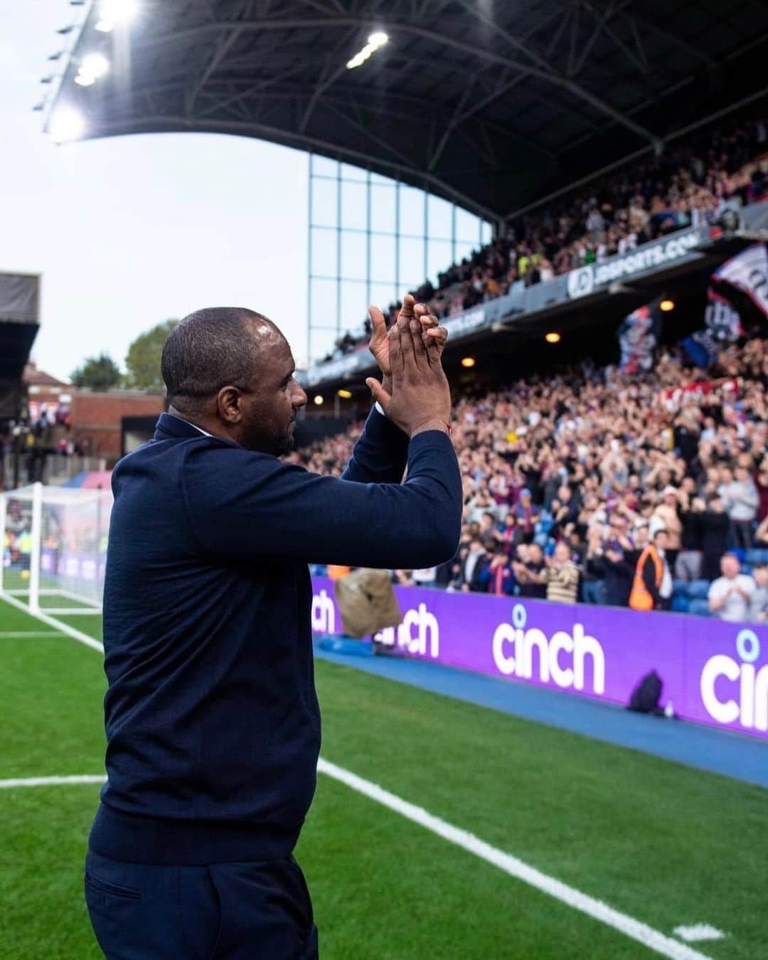 パトリック・ヴィエラさんのインスタグラム写真 - (パトリック・ヴィエラInstagram)「Wishing all Palace fans a very Happy New Year, thanks for all your support in 2022 - it is appreciated by us all. Hopefully we can look forward to more performances like yesterday in 2023.   See you on Wednesday ❤️💙」1月1日 17時16分 - officialpatrickvieira