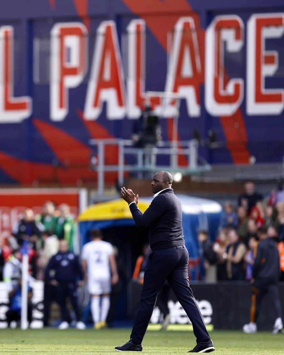 パトリック・ヴィエラのインスタグラム：「Wishing all Palace fans a very Happy New Year, thanks for all your support in 2022 - it is appreciated by us all. Hopefully we can look forward to more performances like yesterday in 2023.   See you on Wednesday ❤️💙」