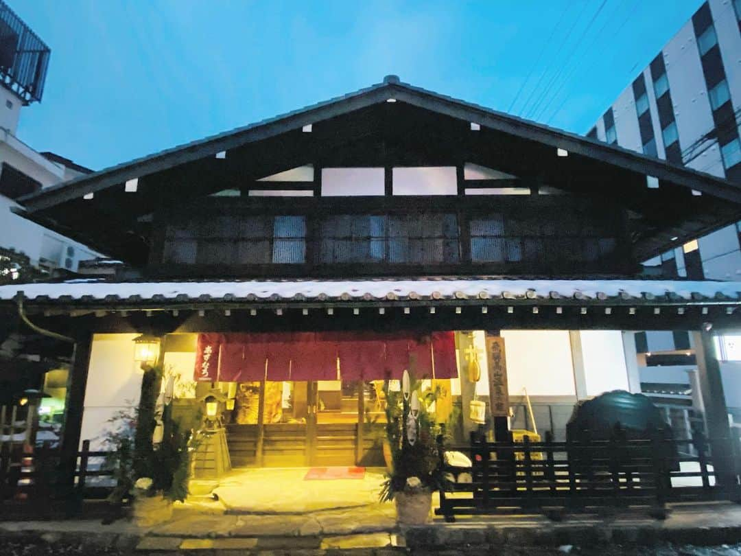 飛騨高山 旅館あすなろさんのインスタグラム写真 - (飛騨高山 旅館あすなろInstagram)「新年あけましておめでとうございます🎍⛩ 今年は雪が少なく例年でも珍しいお正月になりました❗️ 2023年も不定期ですが、インスタ投稿していきますので今年もよろしくお願い致します✌️  #日本　#岐阜県　#お正月　#新年あけましておめでとうございます  #食べ歩き　#飛騨牛　　#カメラ　#旅館あすなろ #飛騨高山 #飛騨高山観光　#高山観光 #instagramjapan  #japan #gifu #takayama #hidatakayama #asunaro #ryokanasunaro #travel #travelgram #instatravel #japantrip #japantravel #followme」1月1日 17時17分 - ryokanasunaro