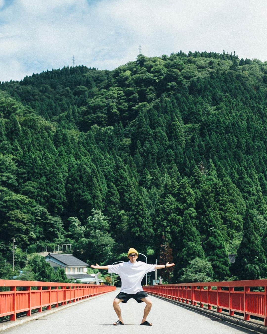 長島涼平のインスタグラム：「あけましておめでとうございます  今年の目標は『良い人キャンペーン』です。  2023年もよろしくお願いします！！  大事なことなのでもう一度言います。 2023年もよろしくお願いします！！  #2023 #thetelephones #フレンズ」