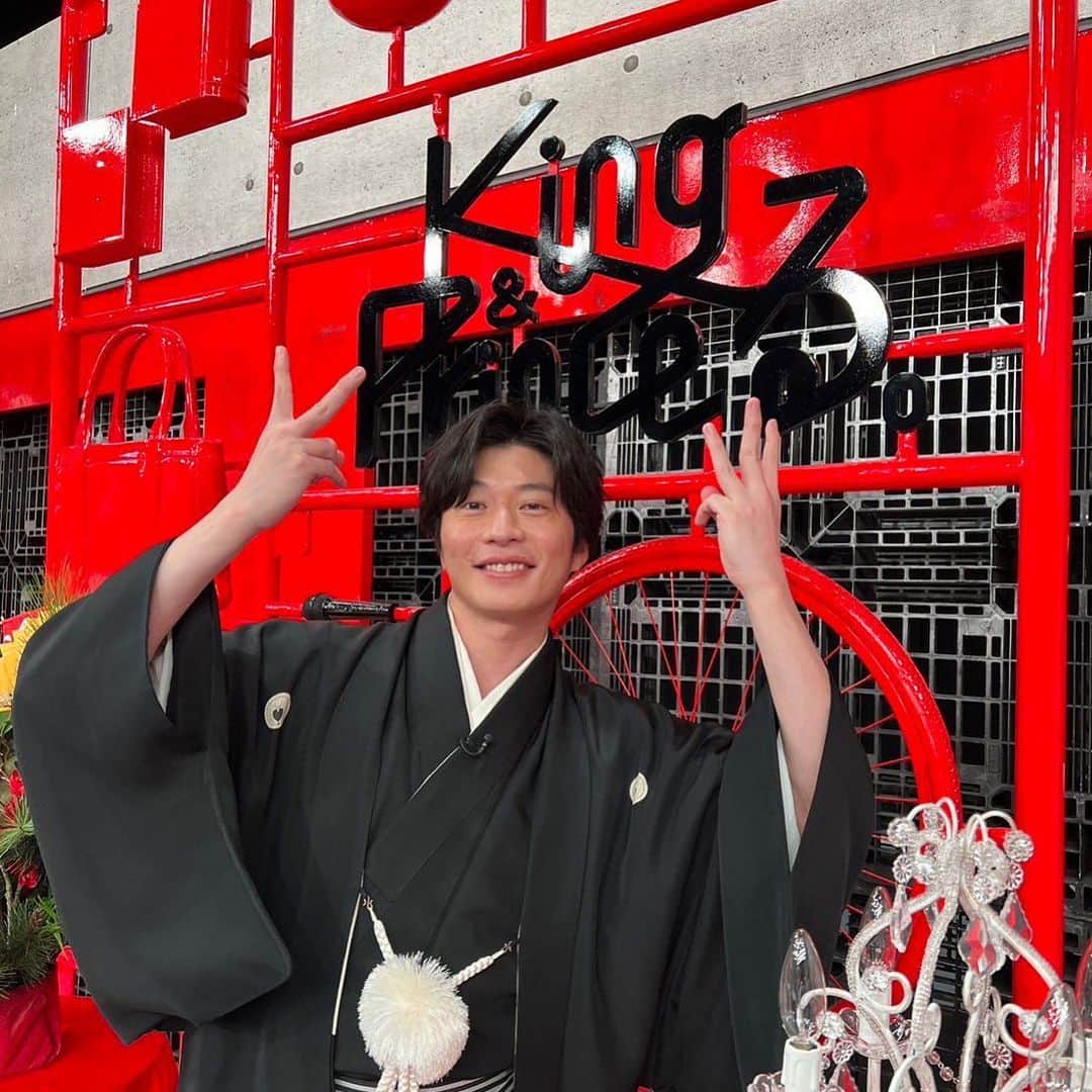 田中圭のインスタグラム：「袴似合いますね〜！＾＾かっこいい💘💘 .  今夜11:30〜放送の #キンプる元日SPに #田中圭 さんが出演✨クイズぶらり King & Princeで素敵なプレゼント獲得なるか⁉️お正月なので袴スタイルです🎍」