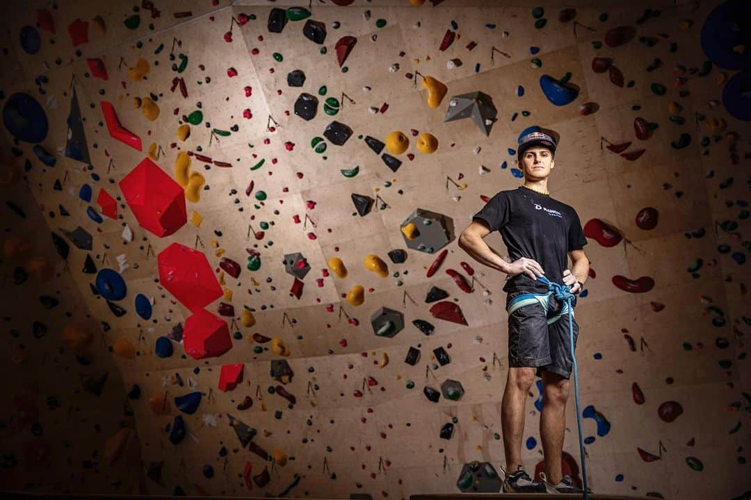 ドメン・スコフィッチのインスタグラム：「2023 and new opportunities are here, let’s make the most out of it 🥂😎 . 📸 by @samovidic  . @redbull #givesyouwings @redbullsi @climbholds @pazi.to @postanivojak  @rehabocenter @climbing_ranch」