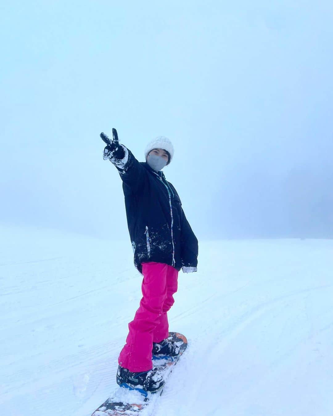 のインスタグラム：「.  改めて今年もよろしくお願いいたします🐇  先日、 @grandeco_resort でスノボデビューをしました🏂先生もつけてターンもできるようになってとっても楽しかったーー！(ウェアも全部レンタルできて助かった😭)  みんながはまる理由がわかった気がします。来月も行く予定なので、みなさんコツ教えてくださいな(  ˊ࿁ˋ ) ᐝ  #グランデコスノーリゾート#スノボ#スノボデビュー#スノーボード#雪#雪山#会津#ゲレンデ#ホワイトアウト#全部レンタル#ハマりそう…！#TUF#アナウンサー」