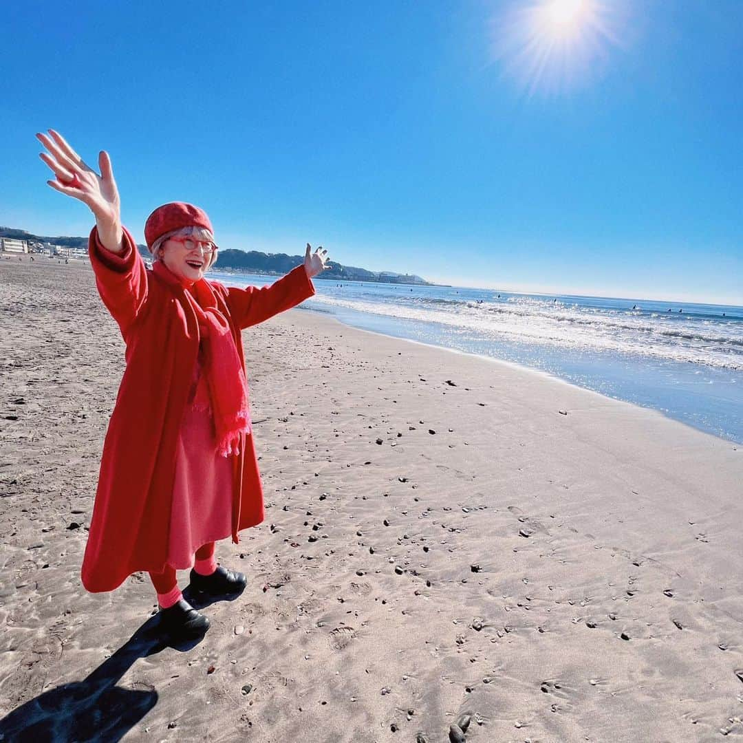 角野栄子のインスタグラム：「明けましておめでとうございます。 今日は私の誕生日。 8歳の双子の歳になりました。 皆様にとって良き一年となりますように。  2023年・元旦・由比ヶ浜・米寿・角野栄子  Feliz Ano Novo! Today is my birthday. I’m now 88 years old. Wishing you all a very happy new year!  #魔女の宅急便 #元旦 #由比ヶ浜 #晴天 #青空 #魔法のクローゼット #お誕生日 #88歳 #米寿 #kikisdeliveryservice #mybirthday #88yearsold #skyblue #kamakura #yuigahama」