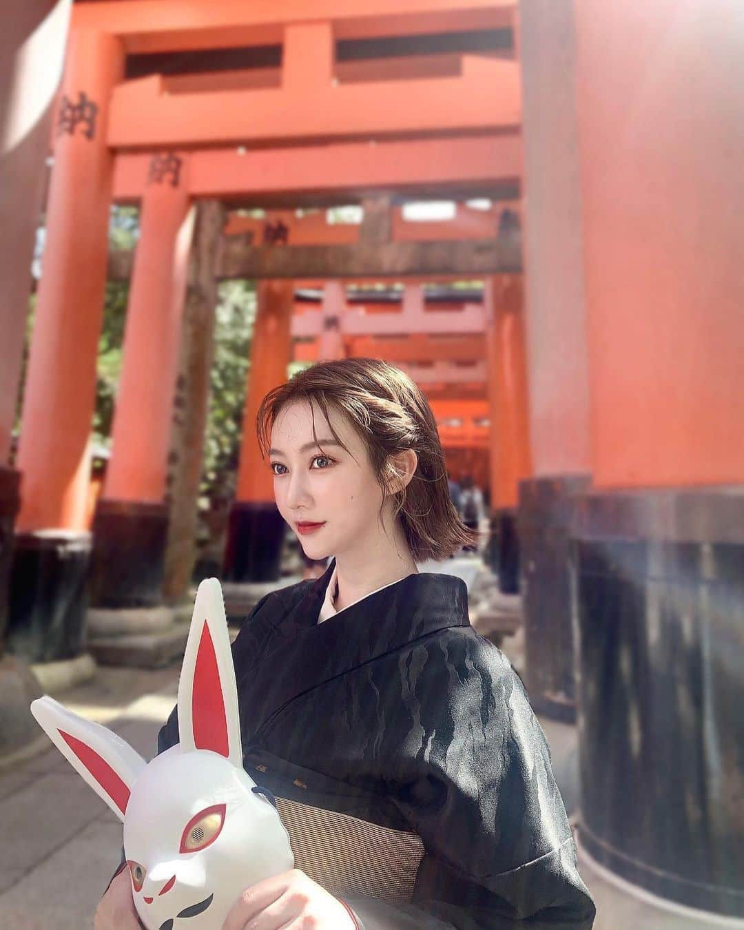 高辻千夏のインスタグラム：「⁡ ⁡ 新年あけましておめでとうございます🎍⛩ ⁡ ⁡ 今年も笑顔いっぱいの、 楽しい一年になりますように…❤︎ ⁡ ⁡ 2023年もよろしくお願い致します✨ ⁡ ⁡ ⁡ ⁡ 写真は @_usagicoffee の撮影の時の📸🐰☕️ ⁡ ⁡ ⁡ #happynewyear #happynewyear2023 #2023 #あけおめ #新年 #初詣 #伏見稲荷 #元旦 #あけましておめでとうございます #正月 #謹賀新年 #着物 #新年快樂 #해피뉴이어 #신정 #일본 #교토 #새해인사 #일본여행 #좋반 #얼스타그램 #키모노 #데일리」