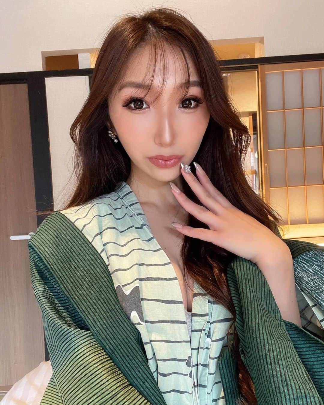 のインスタグラム：「𝑯𝒂𝒑𝒑𝒚 𝒏𝒆𝒘 𝒚𝒆𝒂𝒓 🐇🎍 . . あけましておめでとうございます✨ 今年もよろしくお願いします🐰🌤 . . 旅行もいけて新年も無事迎えれて2023年 お節料理で開始されました🤍🦀🦐" . . . この緑の浴衣可愛すぎませんか🌿.∘ . . . . . . . . . . . . . . . . #ootd #fashion #code #ladiescode  #instafashion #instagood #instalike  #followforfollowback #nail  #likeforlikes #like4likes #followｍe  #ビジョビ #セクシーショット #浴衣 #ネイル  #ファッション #フレンチネイル  #お洒落さんと繋がりたい #写真好きな人と繋がりたい #ロングヘア #ビジョビ  #浴衣  #温泉 #真夏の温泉 #浴衣女子 #温泉女子 #2033 #あけましておめでとうございます #新年 #謹賀新年 #兎年」