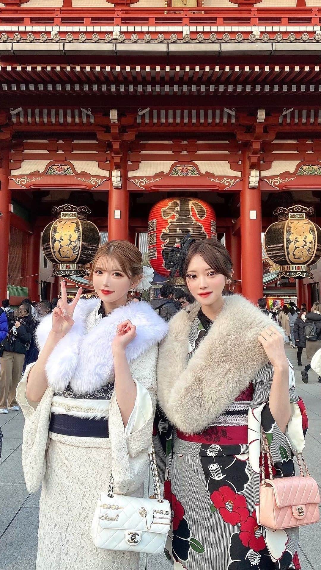 のインスタグラム：「もぐり🐏食べ歩きって楽しいよね🐏 揚げまんじゅうと、ラーメン、恋みくじのついた苺カステラと新年に欠かせない甘酒飲んだよ🍶 苺テキーラっていうのもあった🤌  #リール  #リール動画 #着物  #着物ヘア  #着物女子  #아사쿠사  #asakusa  #浅草デート  #浅草  #浅草グルメ  #浅草食べ歩き」