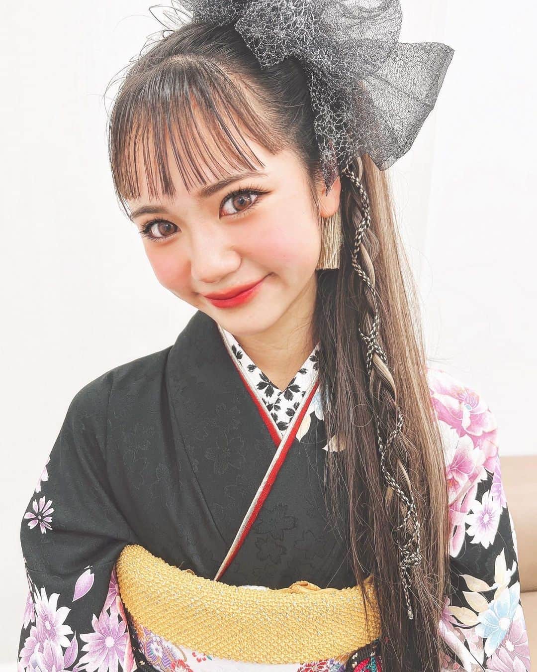 代田萌花のインスタグラム：「2023年あけましておめでとうございます！！✨ 今年もどうぞよろしくお願いします❤️❤️❤️❤️ @moca.niina  こちらも宜しくお願いします！  #お正月#おけましておめでとうございます #代田萌花#着物 #kimono」