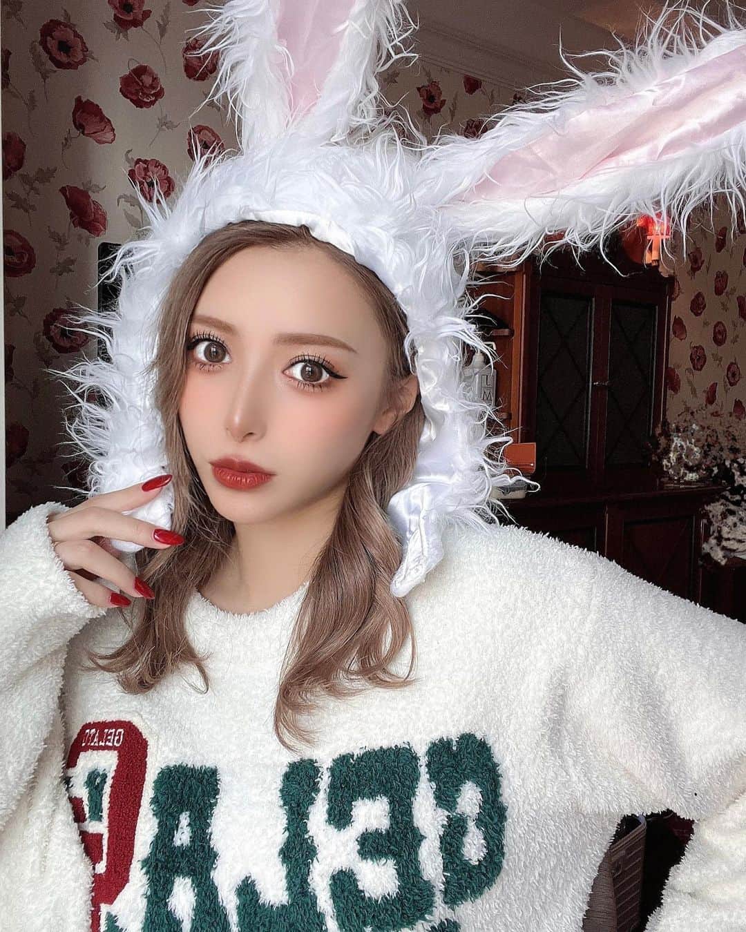 のインスタグラム：「2023🐇 明けましておめでとうございます🎍  じつは年女です🐇🤍 将来に向けて色々整理し、 自分の中の地盤をしっかり固める年にする🙏  あとフォロワーさんともっと絡む🫶 今年もよろしくおねがいします☺️  うさぎっぽいメイクしたのわかる？🐇💕笑  #2023 #元旦 #happynewyear #卯年」