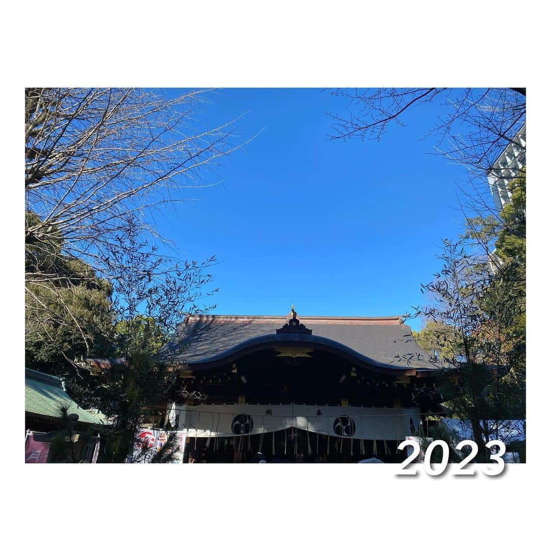 美保なな実のインスタグラム：「2023.1.1  明けましておめでとうございます㊗️  今日の晴天のような、素晴らしい1年になりますよぉに😌  3枚目は娘が撮ってくれた写真🤭 ちょっとお気に入り🫶🏻」