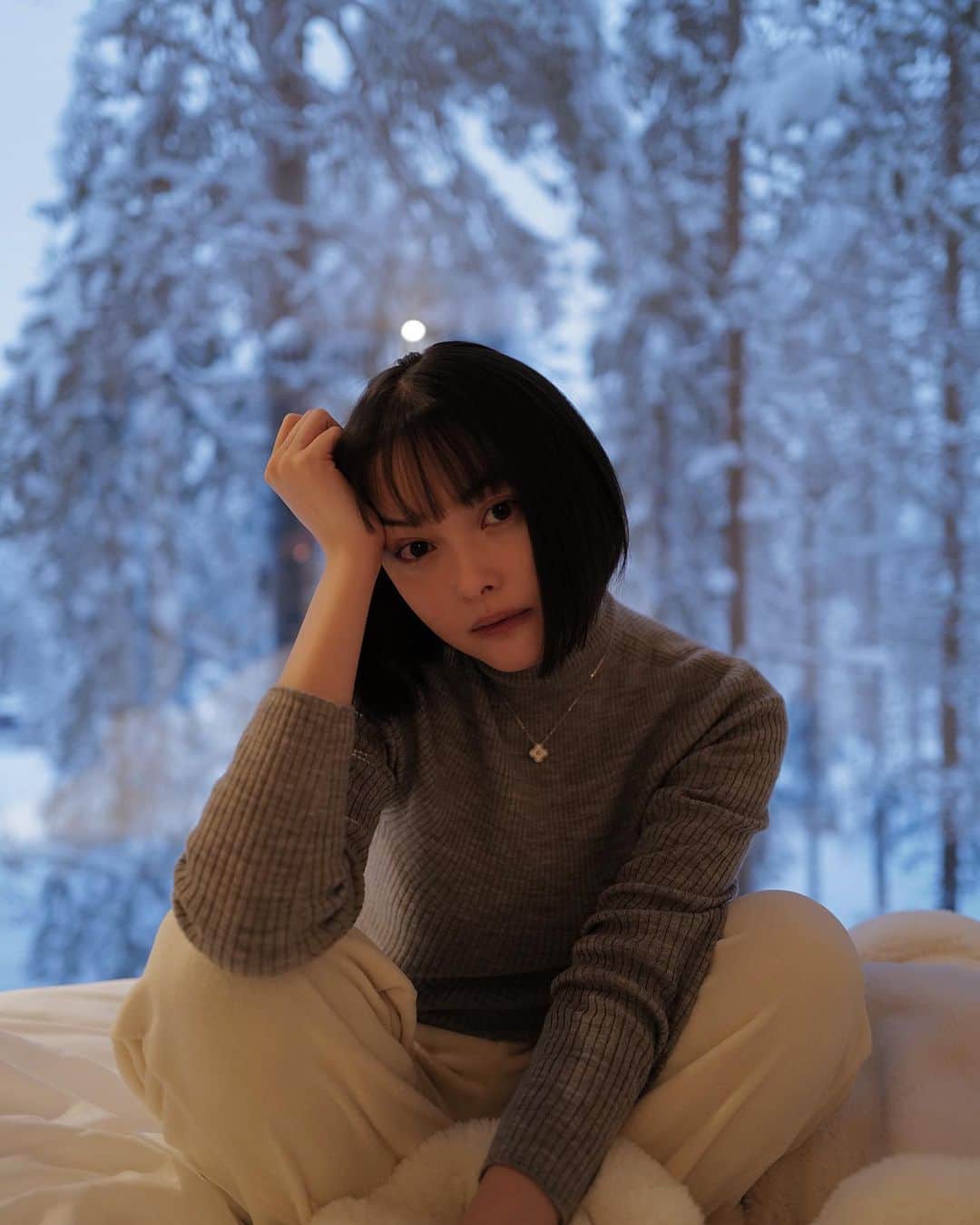 玉城ティナのインスタグラム：「あけましておめでとうございます 本年も宜しくお願い致します🌅  不器用人生極まれり、というような 生き方で中々難しいなあと日々感じておりますが、爆速でもロースピードでも自分なりの人生やりきっていきたいな、と願っております。  20代後半、人の目を気にして 自分を制限したりせずに　お仕事も 日常生活も過ごせたら嬉しいな  たくさんの人に支えられて この場所にいる事、感謝してます！  今年も気が向いたら 気にしてやってください 宜しくお願いします🍚  今年の抱負は新年のラジオを聞いてね📻  2023.01.01」