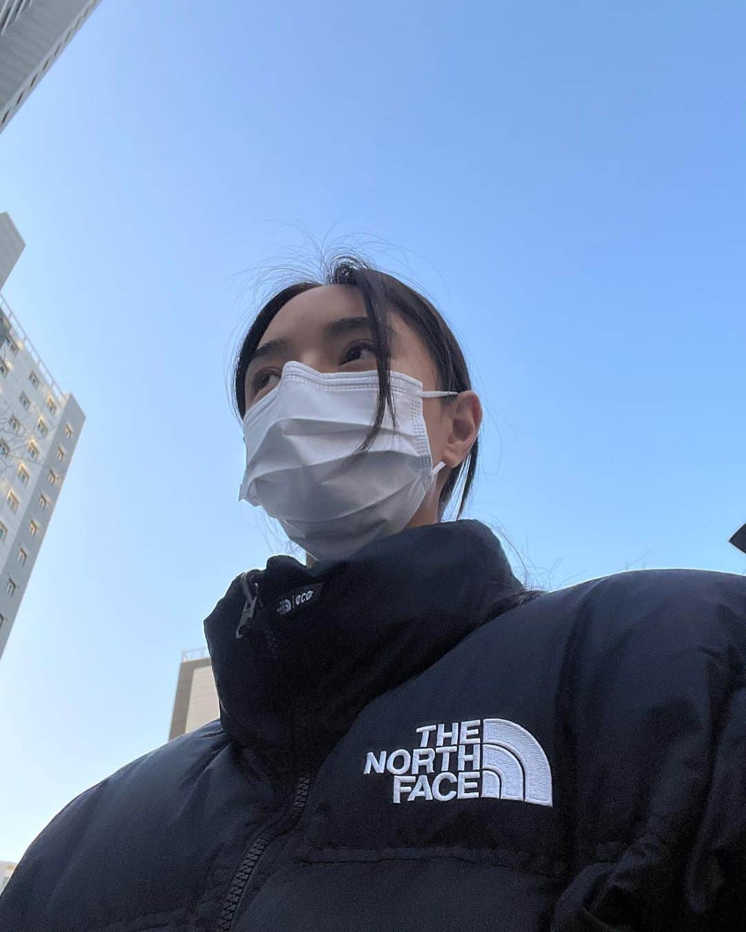 キム・ボラムのインスタグラム：「로기숑이가 나를 산책시켜줌  @rogi_syong_e」