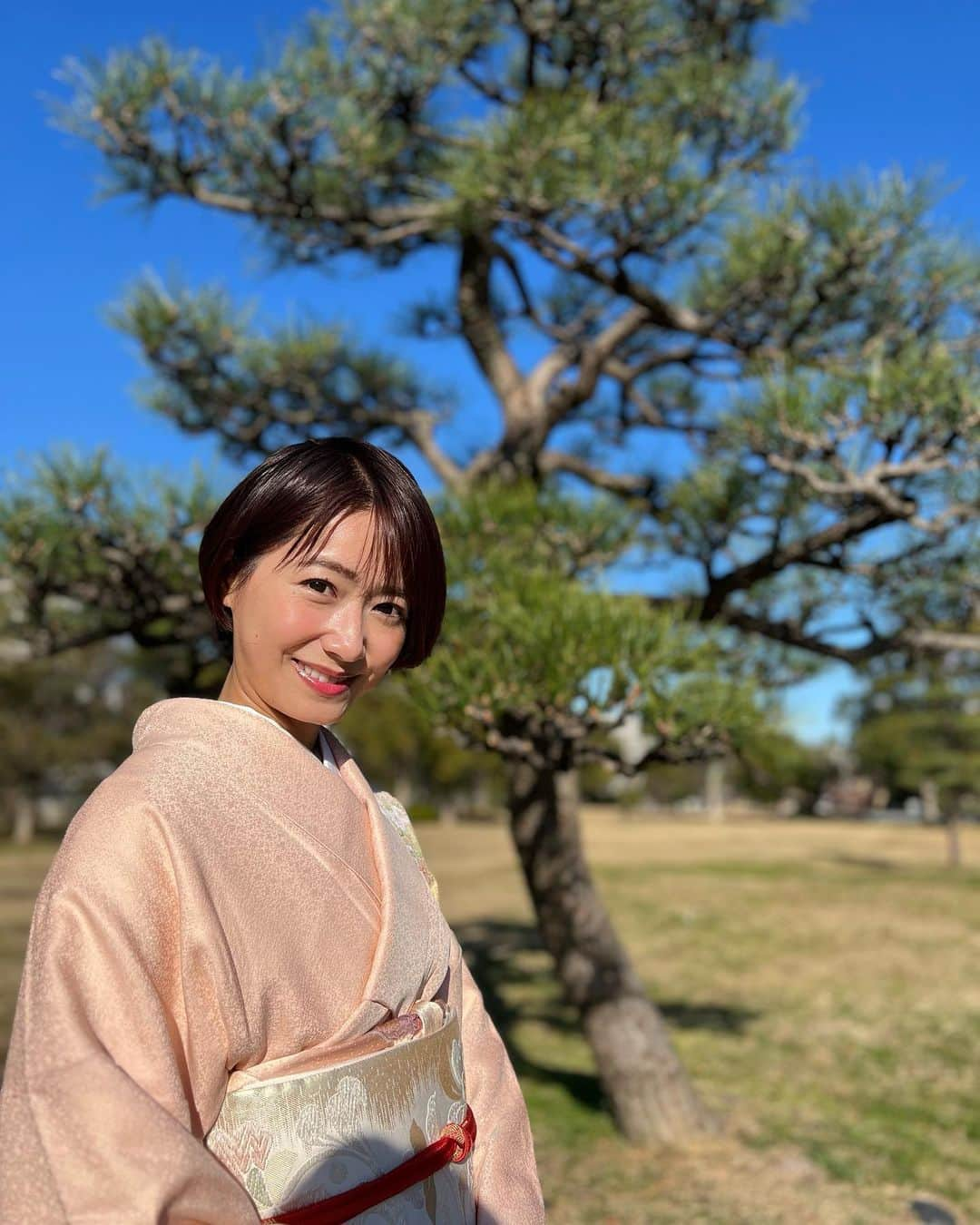 吉川亜樹のインスタグラム：「新年明けましておめでとうございます🎍  本年の私のテーマは 【深める】  ウサギのようにピョンピョンと軽やかに目標、夢の実現に向けて精進していきます♪  皆様にとって幸せな一年になりますように🐰  関わって下さっている方々に感謝を込めて❣️  本年もどうぞ宜しくお願い申し上げます✨  #2023 #卯年 #🐰 #吉川亜樹  #着物 #👘」