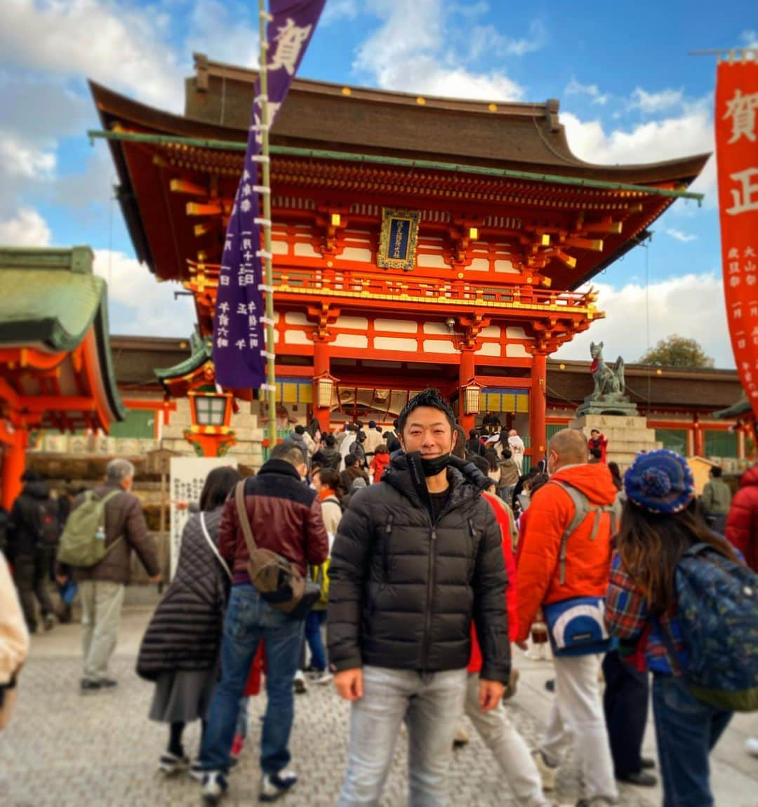 折目遼さんのインスタグラム写真 - (折目遼Instagram)「新年明けましておめでとう御座います🎍 2023年も全力で駆け抜けていきます！ 皆さまにとっても幸せ多き年でありますように🌅 本年も宜しくお願い致します。 折目遼 #2023 #新年 #謹賀新年 #伏見稲荷大社 #京都」1月1日 18時18分 - oriori0626