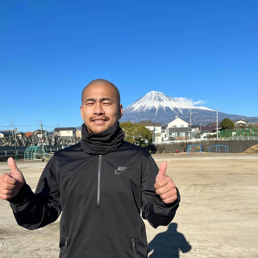 吉田豊さんのインスタグラム写真 - (吉田豊Instagram)「あけましておめでとうございます🎍 今年もよろしくお願いいたします。 リリースにあった通り今年は清水エスパルスでプレーさせていただきます‼︎名古屋グランパスでは素晴らしい4年間を過ごすことができ、感謝しかありません。本当にありがとうございました。清水エスパルスのサポーターの皆さん、これからよろしくお願いします🐗必ず1年でJ1に上がりましょう‼︎」1月1日 18時19分 - inoshishi_yutaka