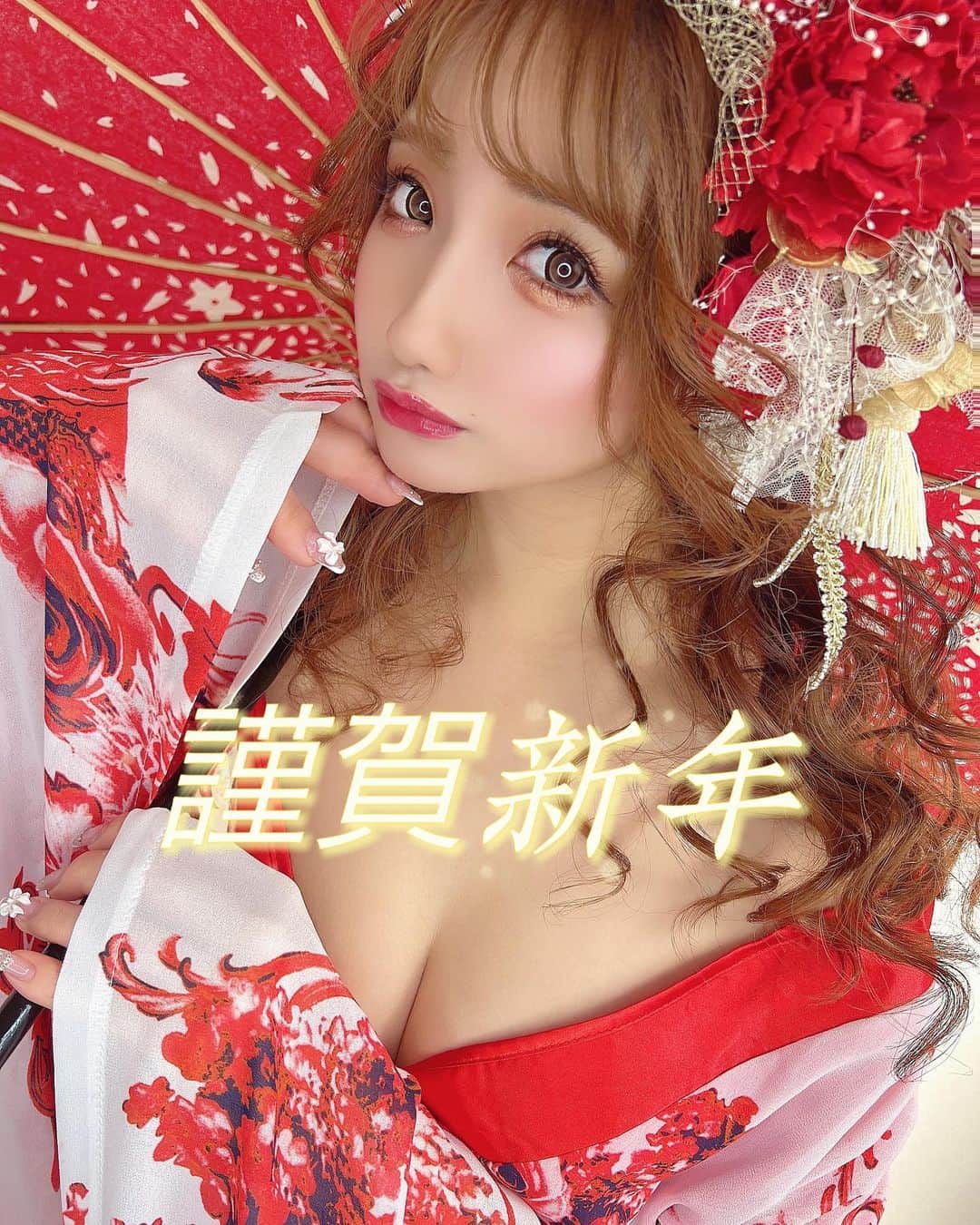 のインスタグラム：「𝘼 𝙃𝙖𝙥𝙥𝙮 𝙉𝙚𝙬 𝙔𝙚𝙖𝙧🎍🌅❤️  いつぞやかにも載っけたことある 花魁写真💋（笑）  お正月っぽかったから載せちゃう♡笑  今日は明け方から明治神宮行ったり 帰ってからお雑煮とかおせち食べたりで いい元旦を迎えております…👼🏻♪  みなさん♡ 2023年ことしもよろしくお願いします🫶🏻⭐️ . . photo & hairmake / by @daisuke_5511  . . . #2023 #hello2023 #花魁 #花魁撮影 #コスプレ撮影 #撮影会 #ビジョビ @b_b_j.j」