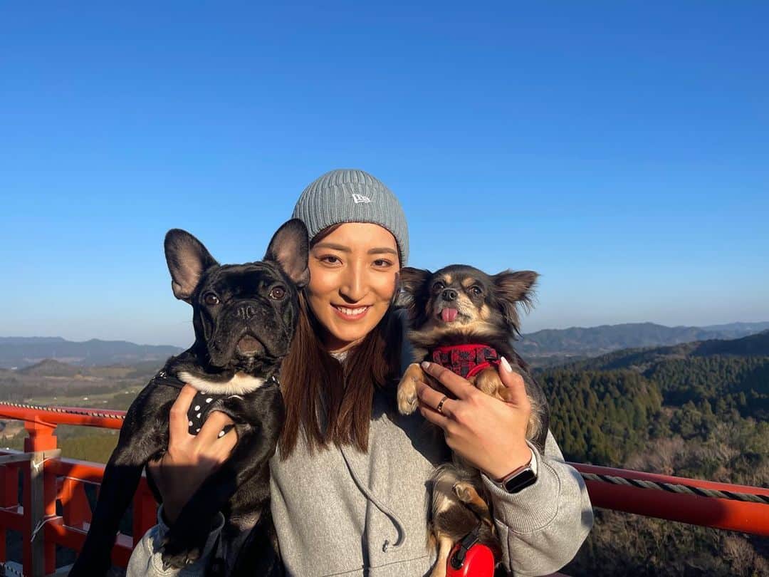 のインスタグラム：「あけましておめでとうございます🎍  今年も宜しくお願い致します！  飛躍の年にすっぞーーーー！！！ やったるぞーーーー！  応援お願いします😁  愛犬 CocoとBondo❤️  2023.1.1  #脇元華 #GMO #HORIBA #UMK #IDEX #Taylormade #masterbunnyedition #eyevol #newera #briefing #adidas #sev #golf #テーラーメイド #マスターバニー #ニューエラ #ブリフィング #アディダス #セブ #ゴルフ」