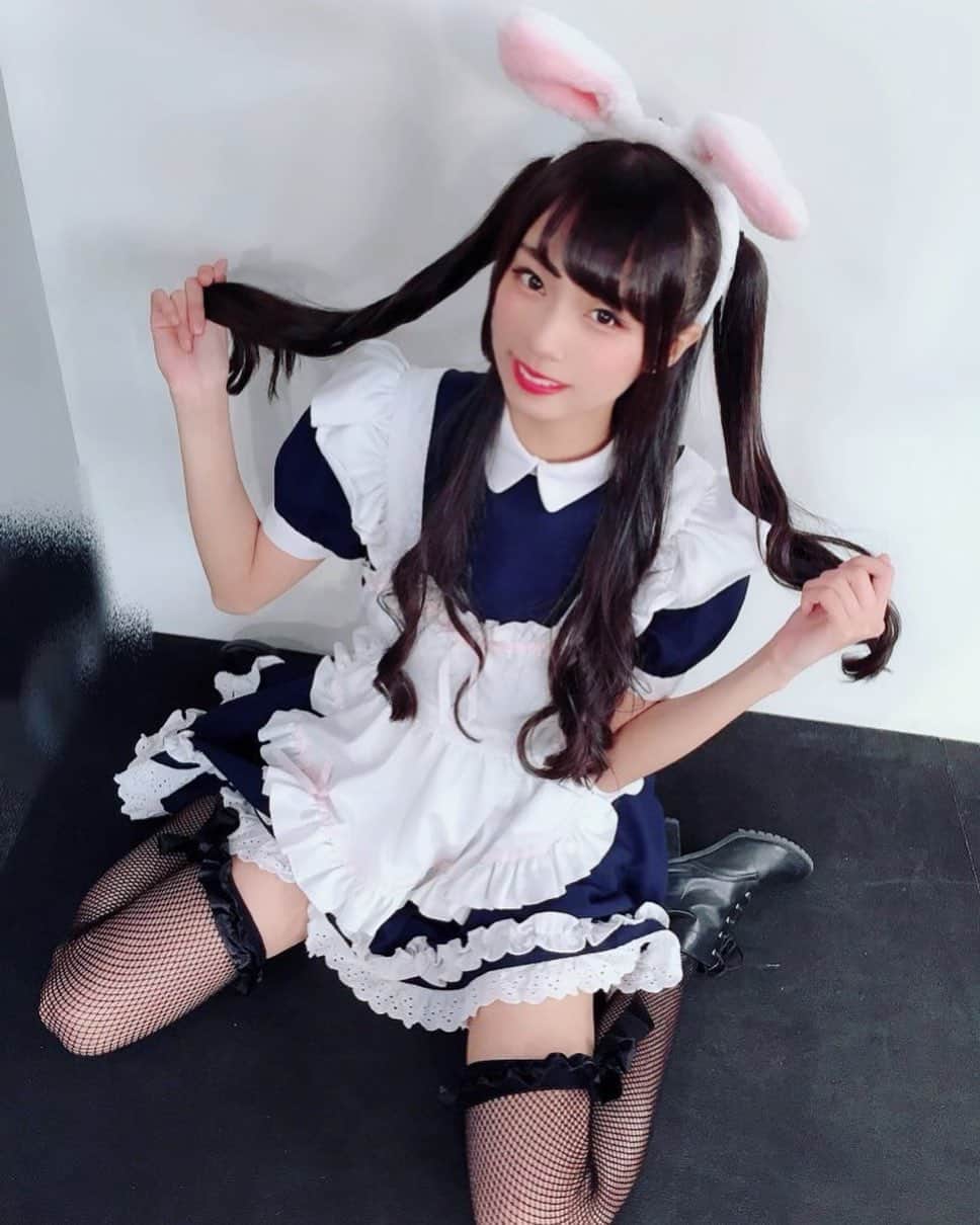 清水理子のインスタグラム：「あけましておめでとう🐰 3年前くらいにうさぎしたやつ 今年も清水と脚をよろしくお願いします🐾  #あけましておめでとう  #兎年  #メイド服  #コスプレ  #idol #絶対領域  #網タイツ  #ハーフツイン  #うさみみ  #脚フェチ  #足」