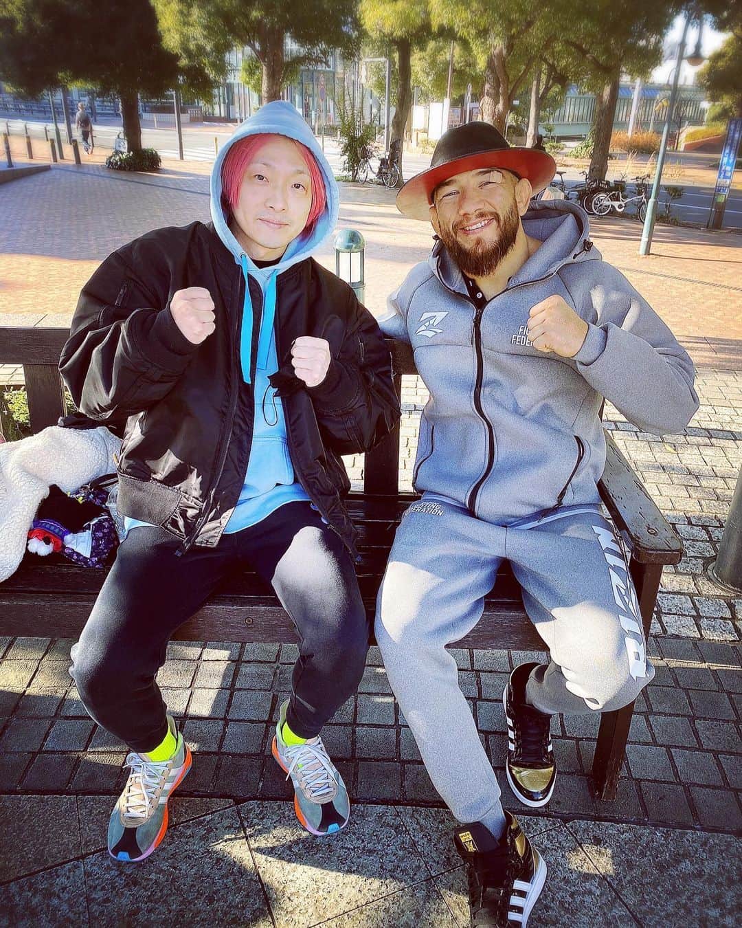 ナカヤマシンペイのインスタグラム：「2023年  RIZIN v Bellatorに出場していたアーチュレッタさんに出会うという最高な奇跡で始まりました。  アーチュレッタさんは「写真？じゃあ隣座りなよ」ってわざわざベンチ空けてくれて超優しくてカッコよかったです。  ぼくも今年からはアーチュレッタさんを見習うファンサで行こうと決意しました。  しかもまさかDM返してくれたので最高の忘備録として残したいので残しておきます最高😌✨🙏🏻」