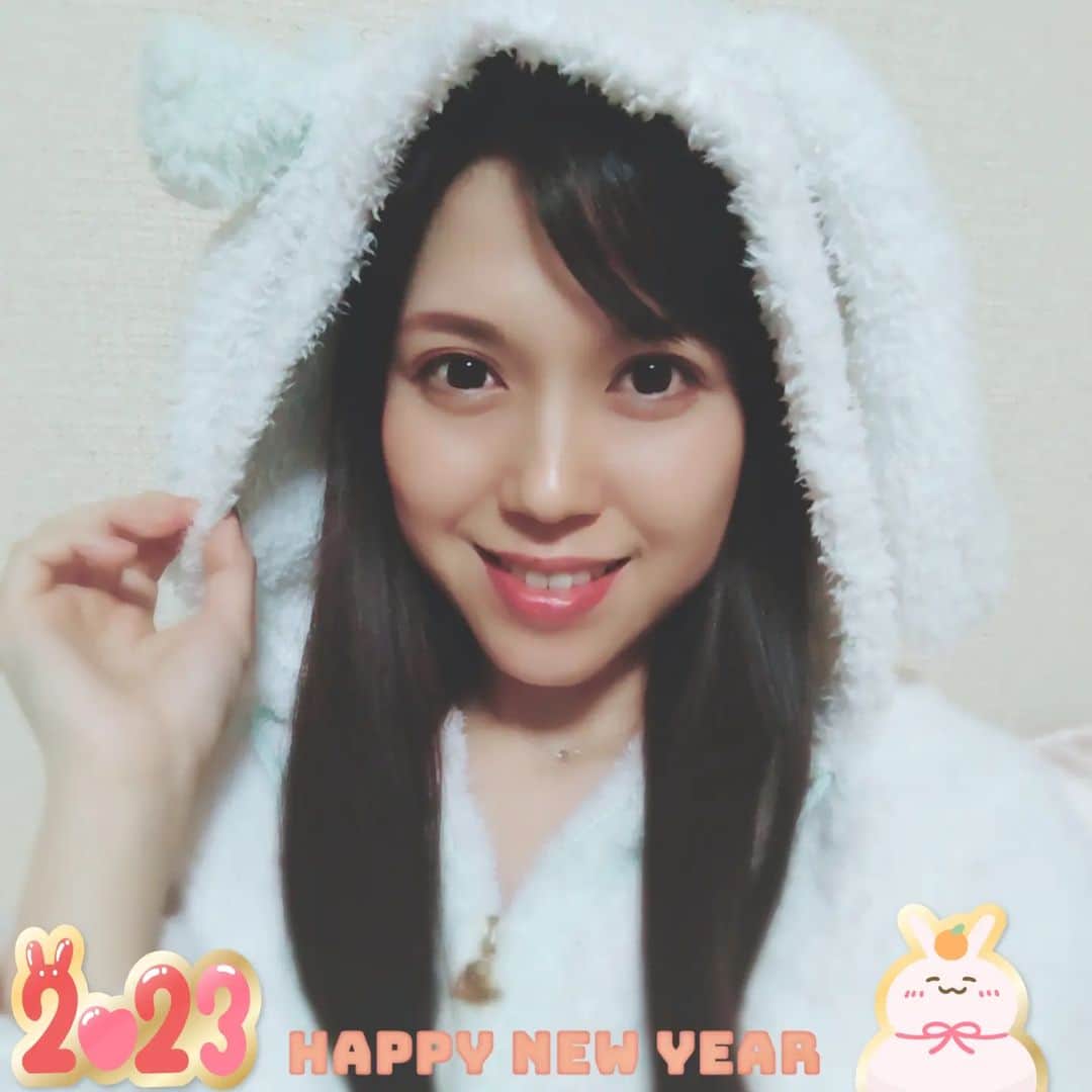 のインスタグラム：「2023年🐇明けましておめでとうございます🎍 · 皆様のご健康とご多幸をお祈りいたします 本年もどうぞよろしくお願い申し上げます · 瀬戸マドカ 🐇✨✨ · · · · · · #うさぎ #ルームウエア #うさぎ年 久しぶりに出しました🐇#うさぎメイク のつもり#赤アイシャドウ #久しぶりメイク #瀬戸マドカ」
