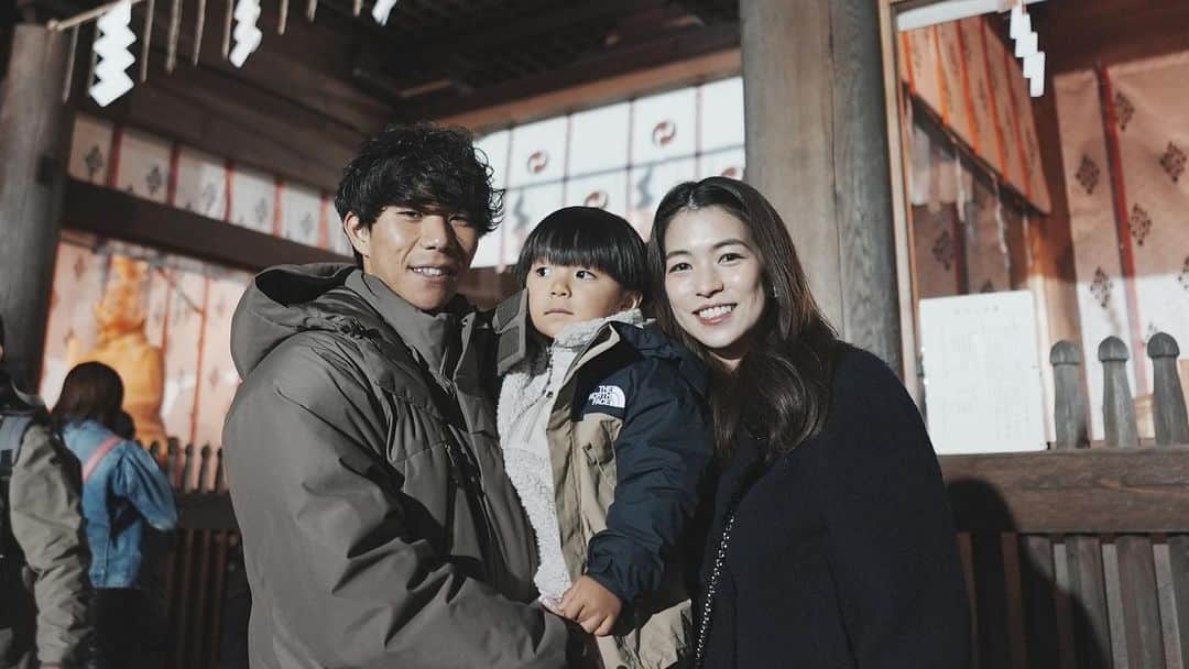 三丸拡のインスタグラム：「. . 新年明けましておめでとうこざいます！  三丸家に関わってくださった皆様、そして応援してくださった皆様、昨年は大変お世話になりました。  今年は昨年以上に大きく走り回れるように、健康、怪我により気を遣って過ごしていこうと思います。  本年もどうぞよろしくお願いします！  #2023 #謹賀新年 #走り始め」