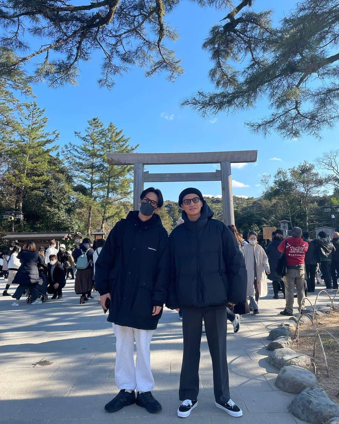 高木万平・心平のインスタグラム：「新年明けましておめでとう御座います🐇☀️  本年も頑張ります‼️  よろしくお願い致します🔥  #2023 #伊勢神宮 #よろしくお願いします」